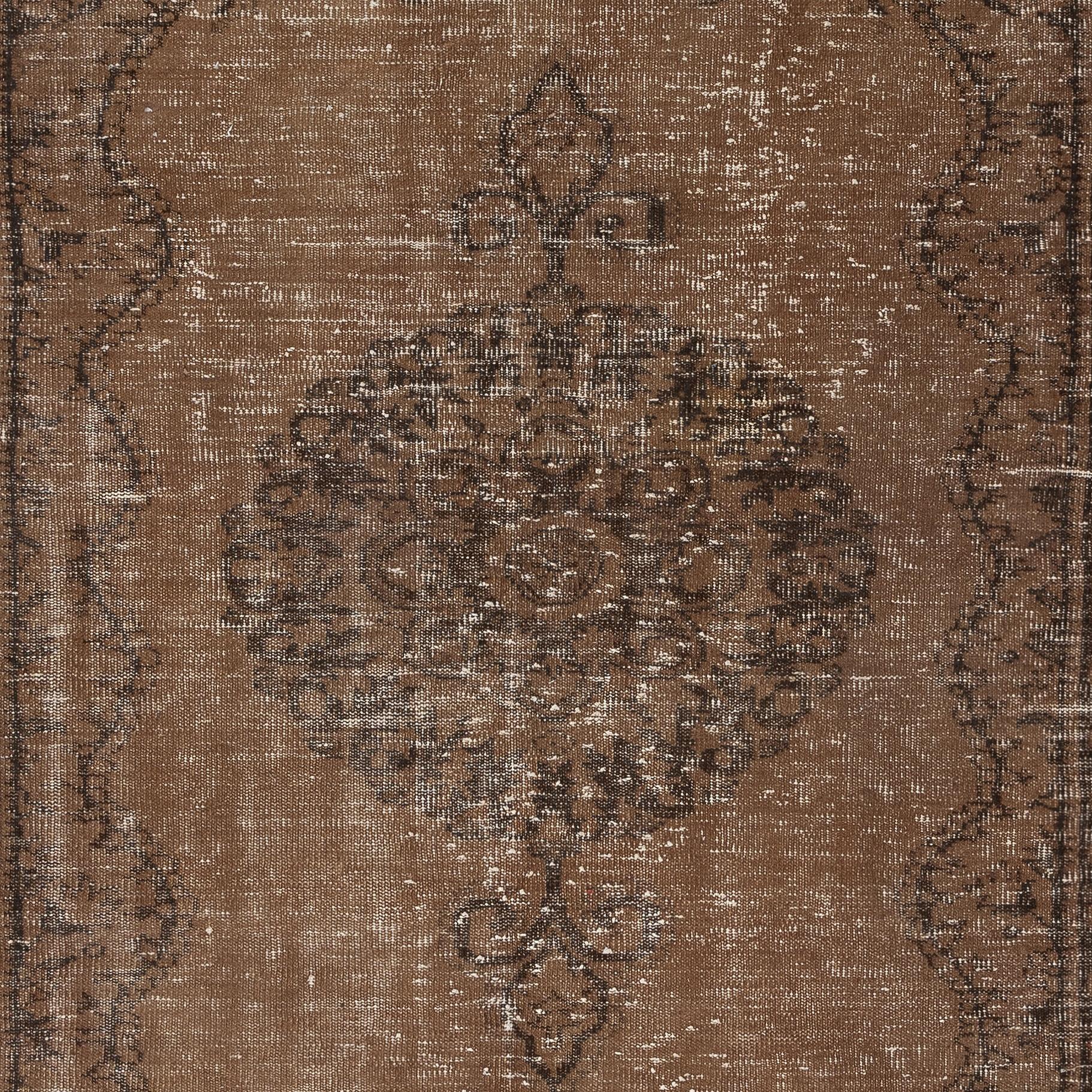 6.3x9.4 Ft Braun gefärbter handgefertigter Teppich. Vintage Turkish Area Rug für Wohnzimmer (Türkisch) im Angebot
