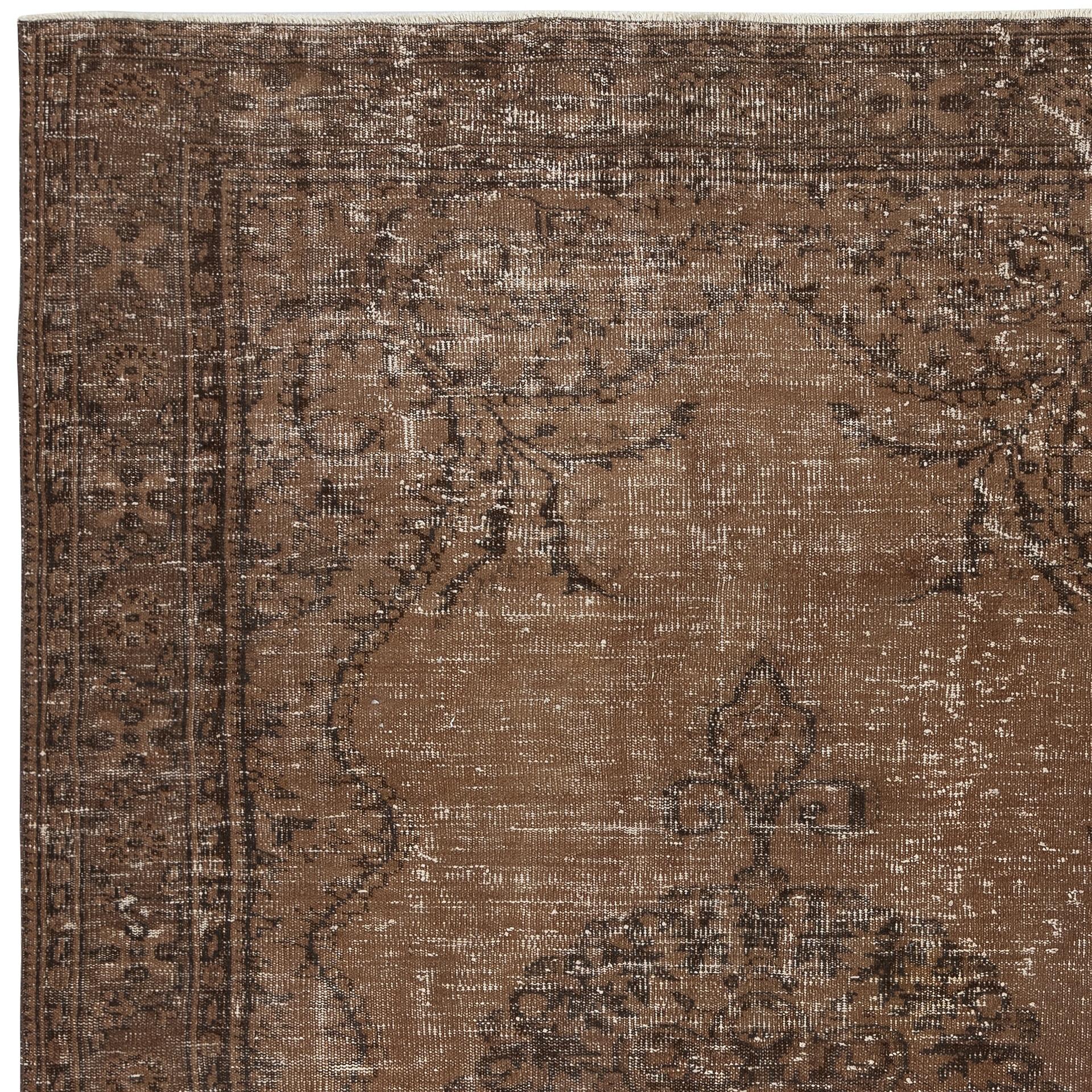 6.3x9.4 Ft Braun gefärbter handgefertigter Teppich. Vintage Turkish Area Rug für Wohnzimmer (Handgeknüpft) im Angebot