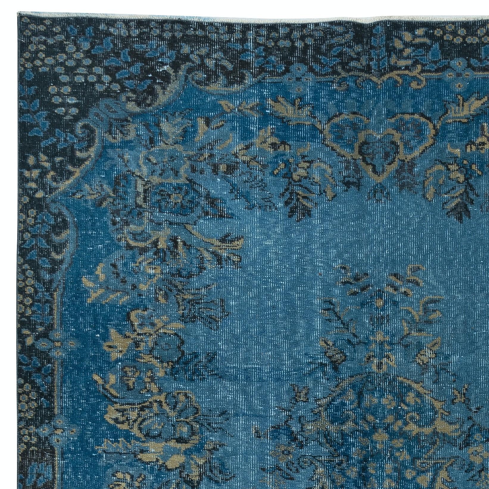 Turco Tappeto per l'area con design a medaglione 6.3x9.4 Ft in blu, annodato a mano in Turchia in vendita