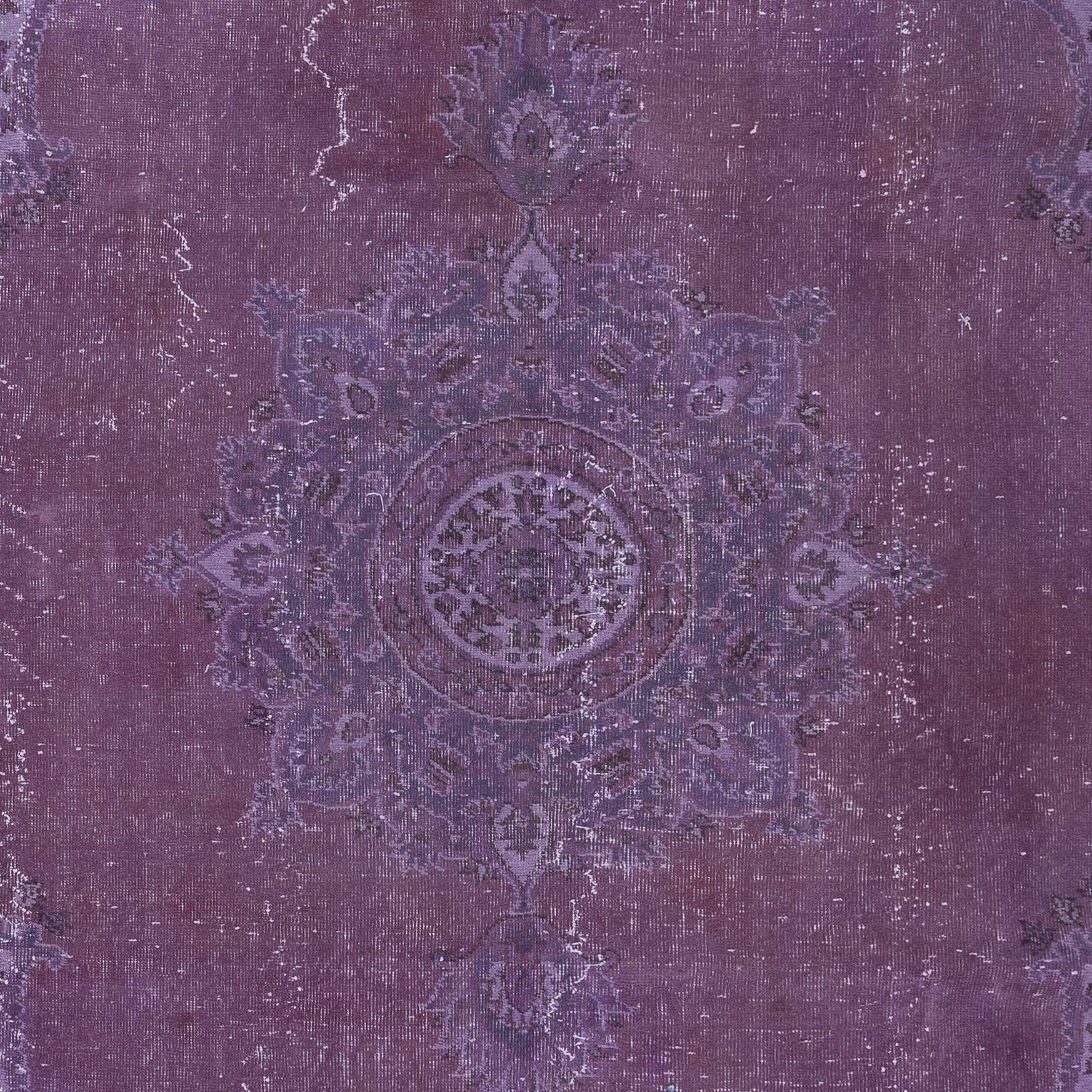 Fantastischer handgefertigter türkischer Teppich 6.3x9,4 Ft mit Medaillon-Design und lila Feld (Moderne) im Angebot