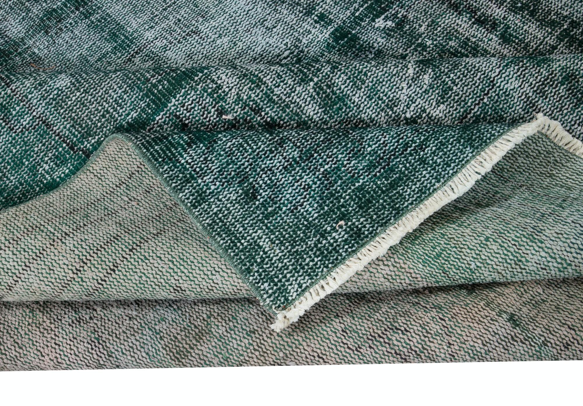 Moderne 6.3x9.5 Ft Distressed Look Dark Green Rug, Handmade Turkish Shabby Chic Carpet (tapis turc de style shabby chic) en vente