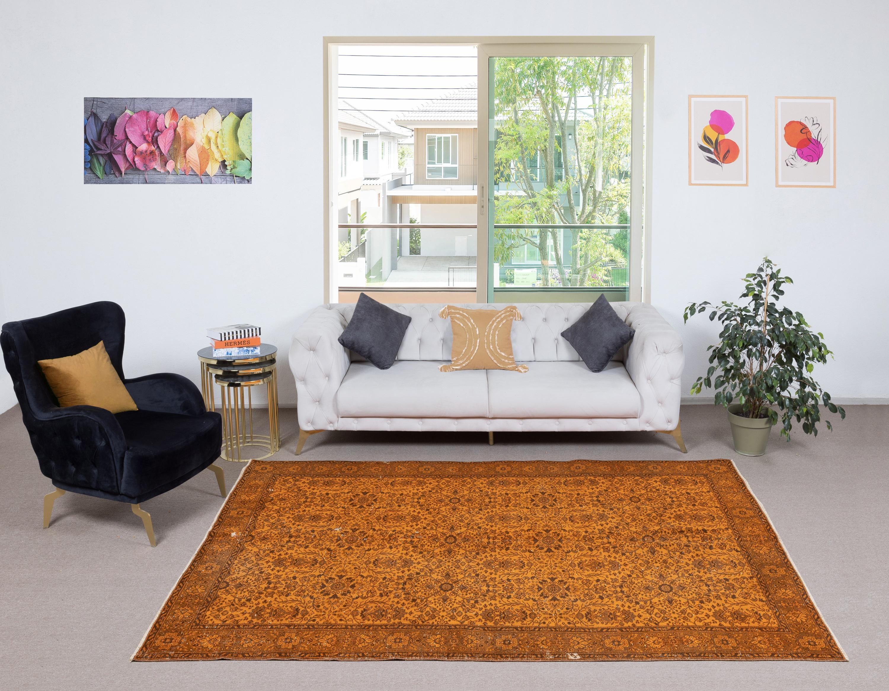 I nostri tappeti sovratinti sono tutti tappeti turchi vintage annodati a mano, accuratamente restaurati e reimmaginati nel nostro laboratorio per adattarsi a un'ampia gamma di stili di arredamento, da quello moderno e minimalista a quello costiero,