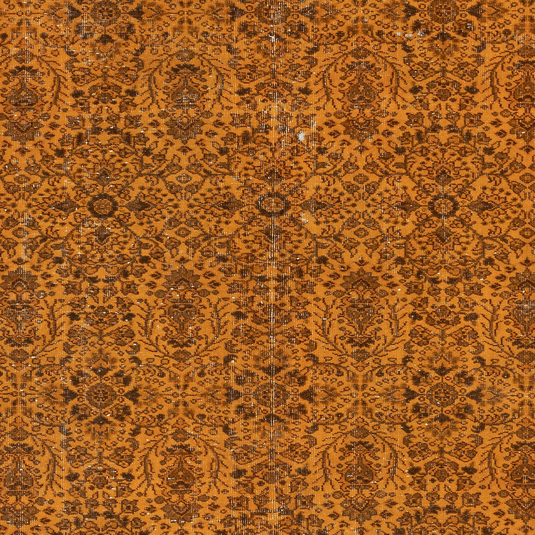 Turco Tappeto vintage fatto a mano 6.3x9.5 Ft sovratinto in arancione per interni moderni in vendita