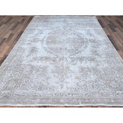 Alfombra oriental de lana pura, anudada a mano, de estilo semiantiguo, en color gris nube con acabado blanco, de 6'3" x 9'6"