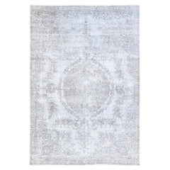 Alfombra oriental de lana pura, anudada a mano, de estilo semiantiguo, en color gris nube con acabado blanco, de 6'3" x 9'6"