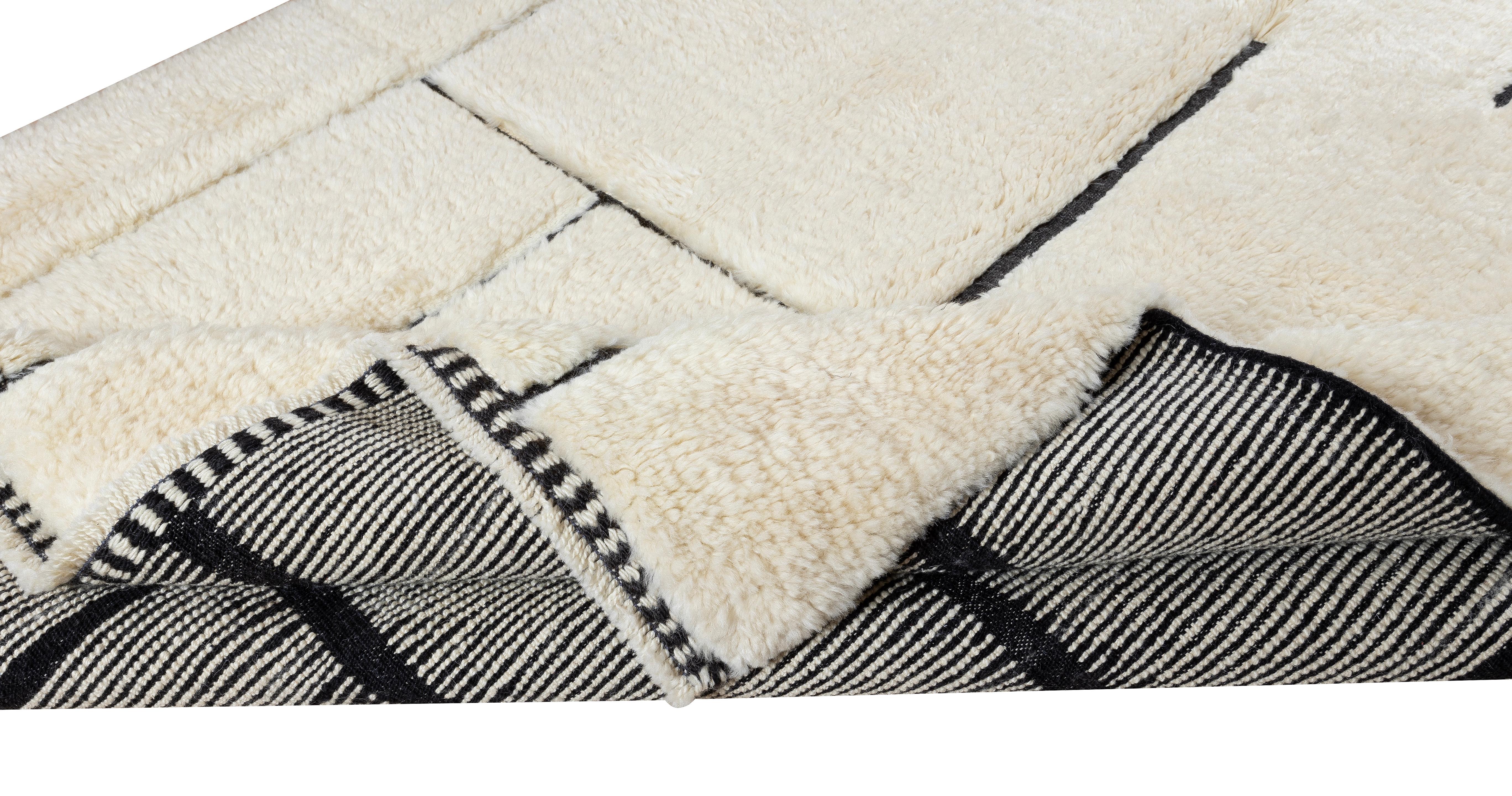 100% Lana natural hilada a mano de la mejor calidad.

Disponibles tal como se ven o se pueden fabricar a medida en cualquier diseño, tamaño, combinación de colores y grosor de pelo que se solicite. 

Estas preciosas alfombras anudadas a mano se