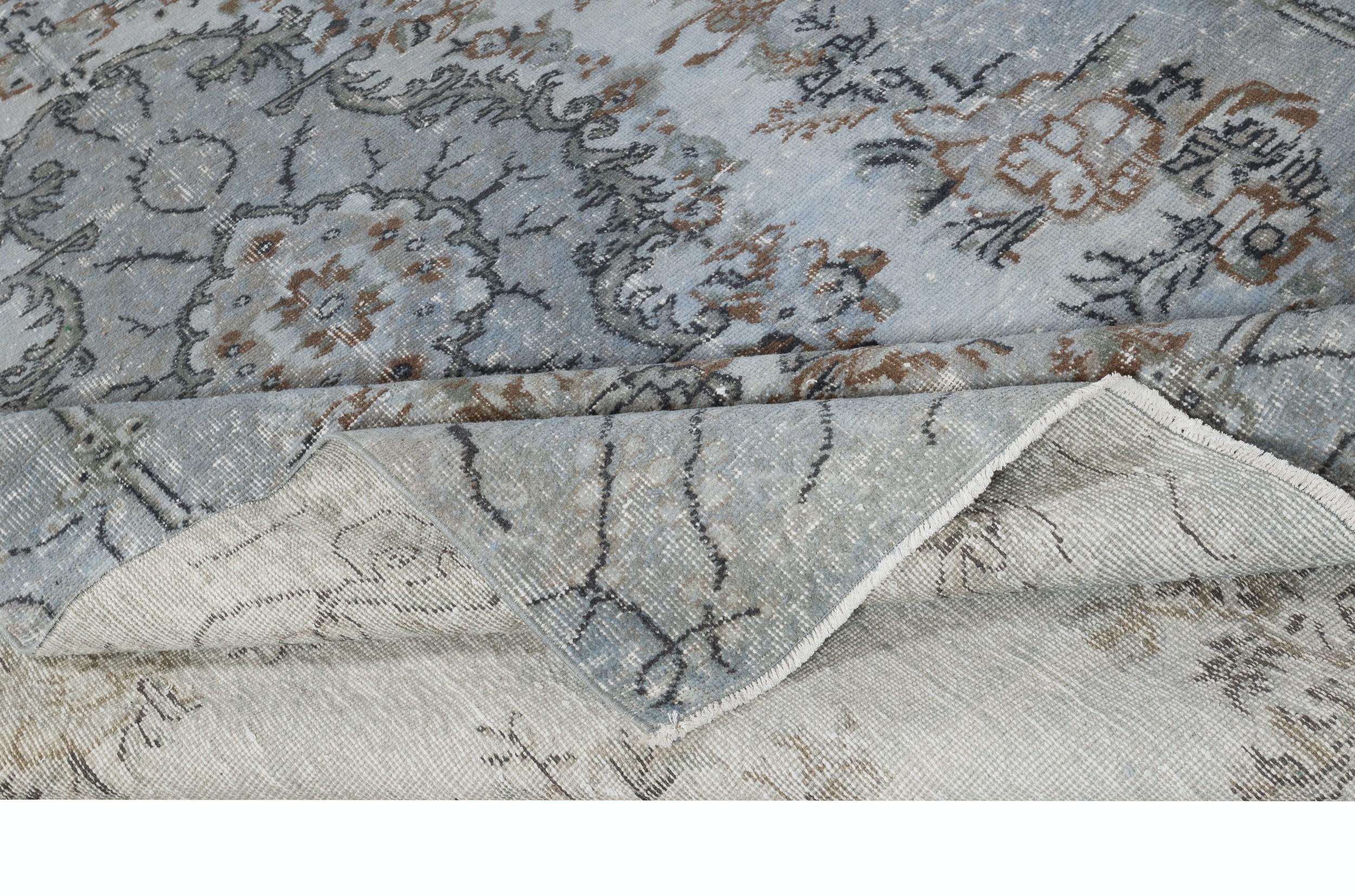 Moderno Tappeto per l'area 6.3x9.6 Ft di colore blu morbido con design a medaglione. Realizzato a mano in Turchia in vendita