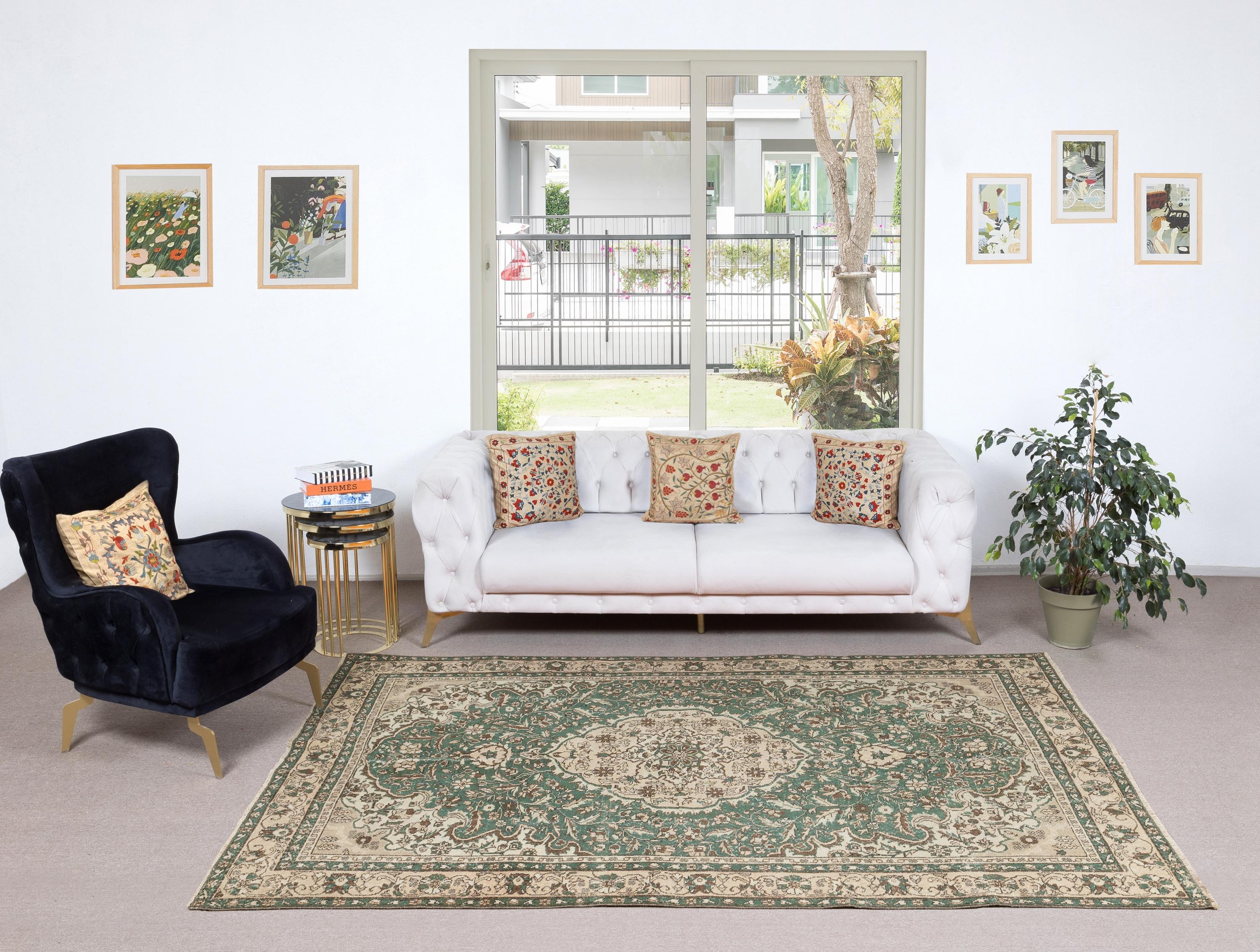 Verleihen Sie Ihrem Zuhause die zeitlose Schönheit dieses traditionellen, handgefertigten türkischen Teppichs im Vintage-Stil. Er ist ein handgeknüpftes Meisterwerk aus einer luxuriösen Mischung aus Wolle und Baumwolle. Dieser Teppich wird von