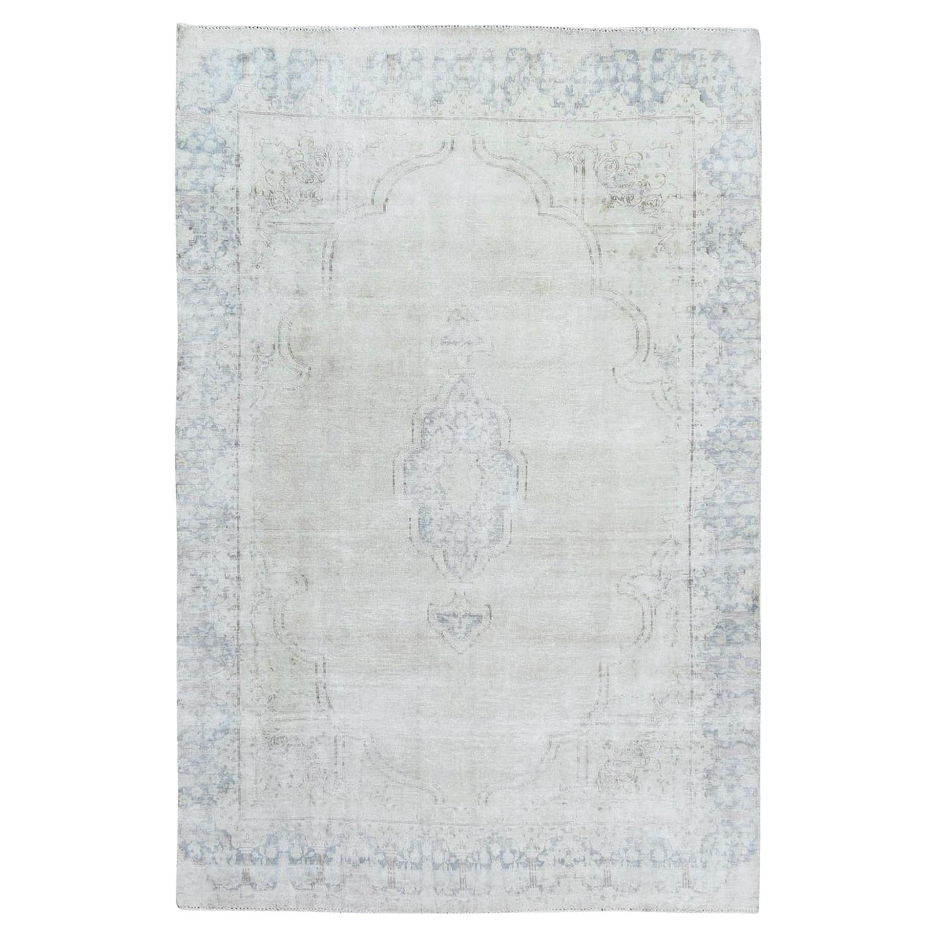 6
3 "x9
6" Ivory, Worn Wool Hand Knotted, Old Persian Kerman Distressed Look Rugs (Tappeto in lana consumata annodata a mano) in vendita