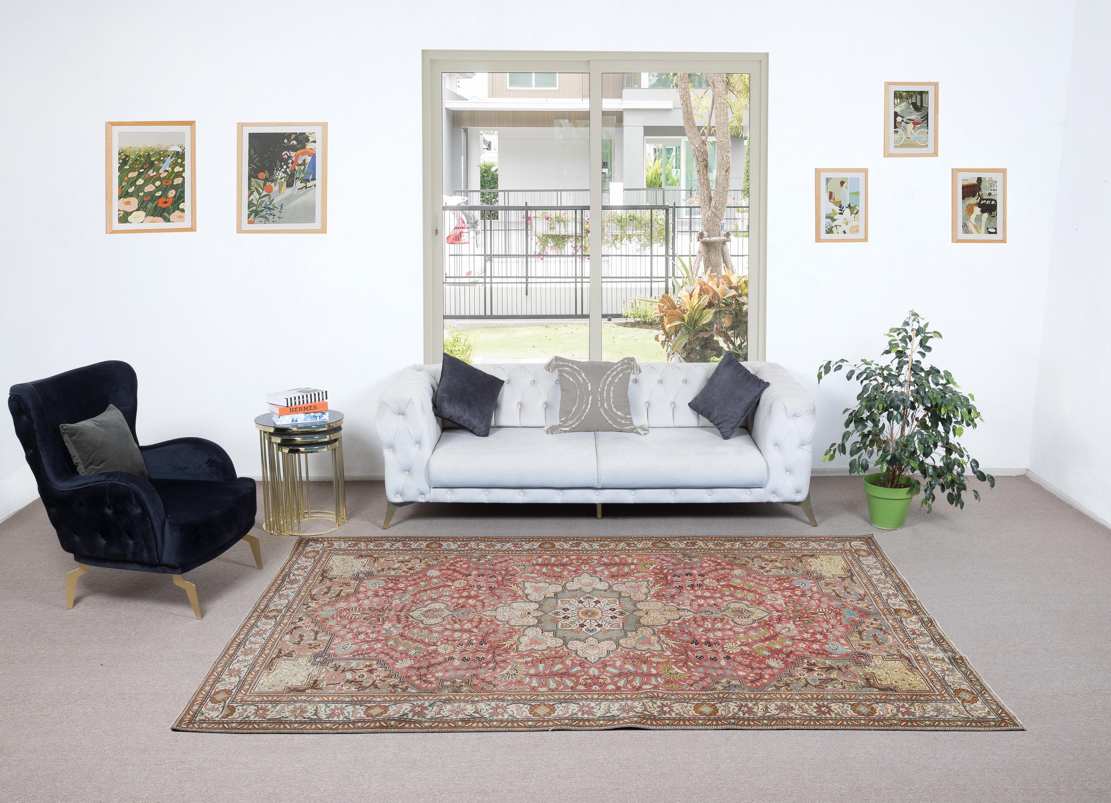 Aggiungi un tocco di eleganza senza tempo alla tua casa con questo tappeto turco vintage annodato a mano, realizzato al 100% in lana pregiata. Questo squisito pezzo cattura l'essenza dell'artigianato tradizionale dell'Anatolia, con motivi intricati