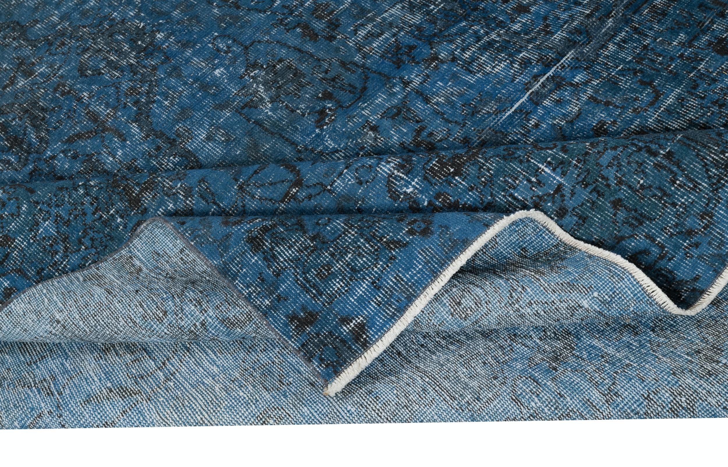 Alfombra contemporánea de lana turca de color azul oscuro, hecha a mano, de 2,5 x 3,8 metros Moderno en venta