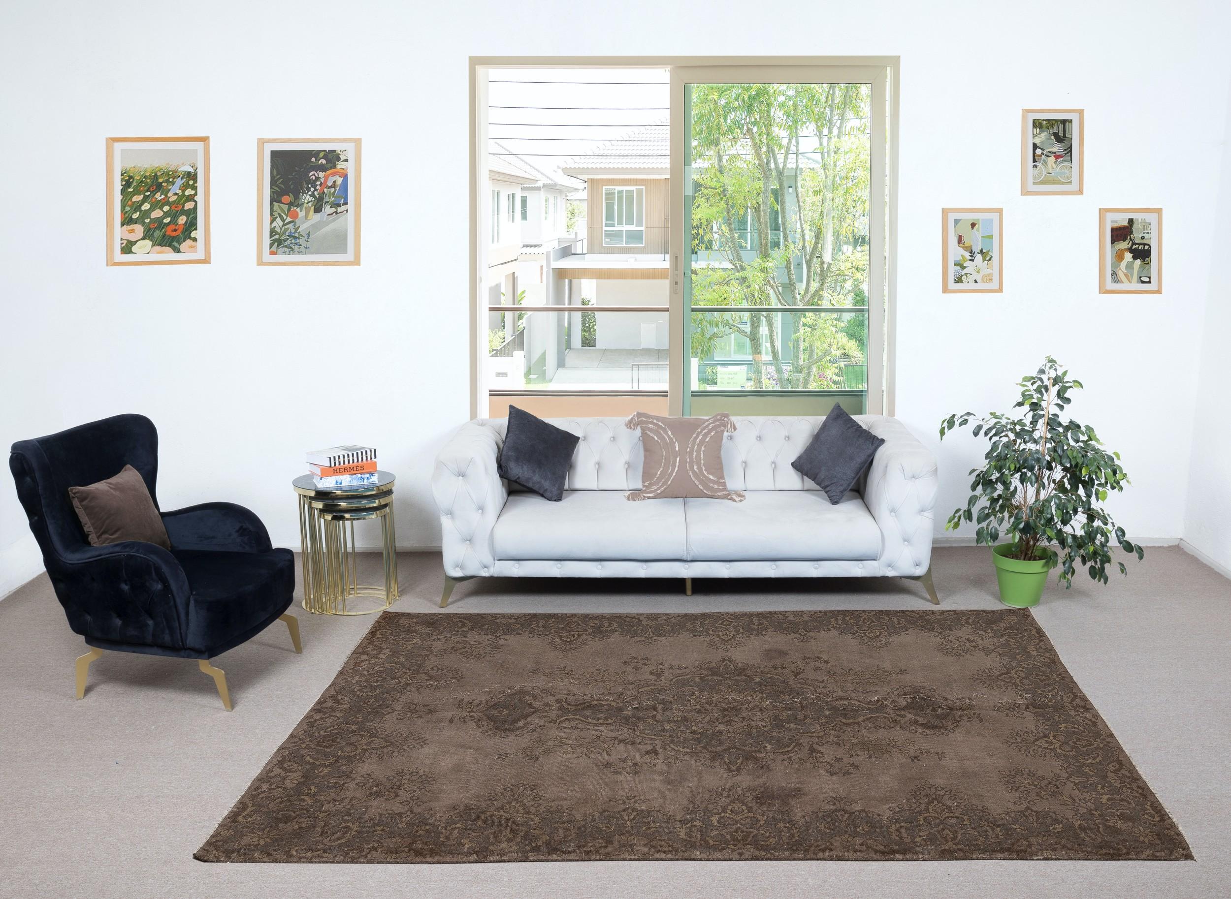Nos tapis surteints sont tous des pièces vintage nouées à la main qui sont recréées dans notre atelier pour répondre à un plus large éventail de choix de décoration intérieure, du moderne au côtier, de l'industriel au rustique/cottage. Ces tapis