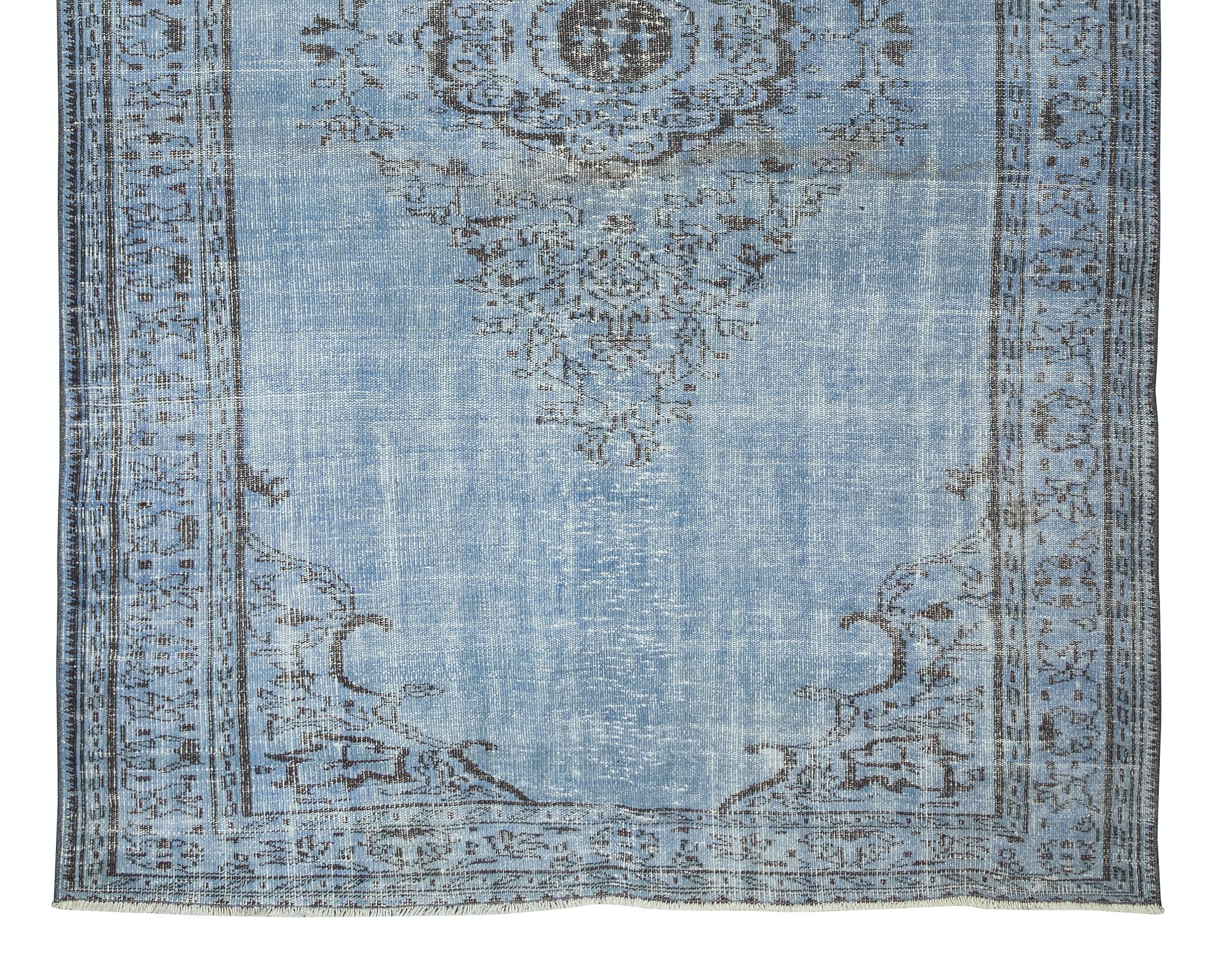 Handgefertigter türkischer Teppich aus den 1960er Jahren in Hellblau, überzogen für modernes Interieur (Handgeknüpft) im Angebot