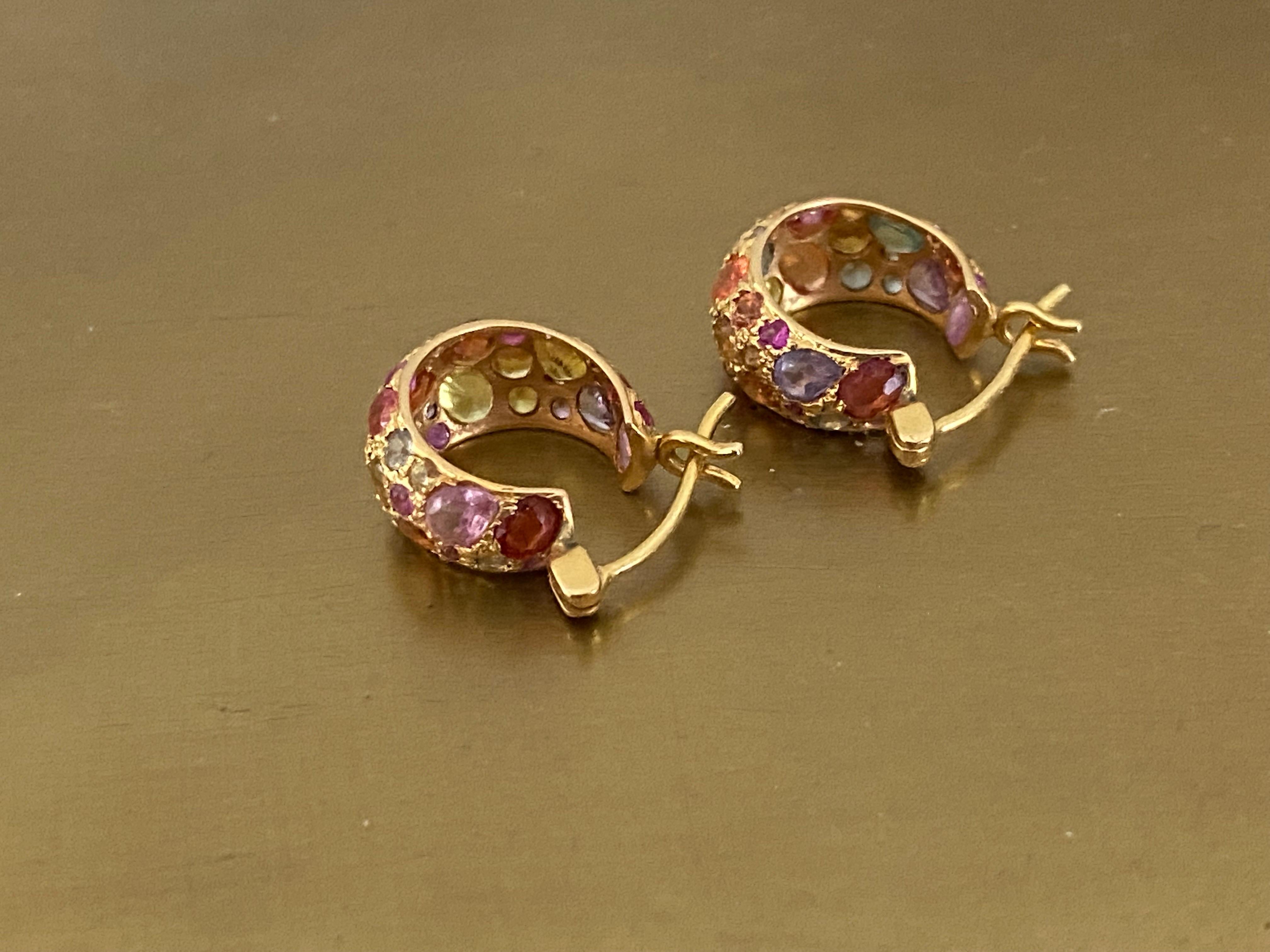6.4 Carats Multicolored Sapphires in 18kt Gold Hoops by Lauren Harper For Sale 3