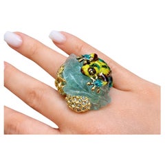 Anello in oro giallo 18 carati smaltato a caldo con 64 carati. Acquamarina di Konforti Gioielli