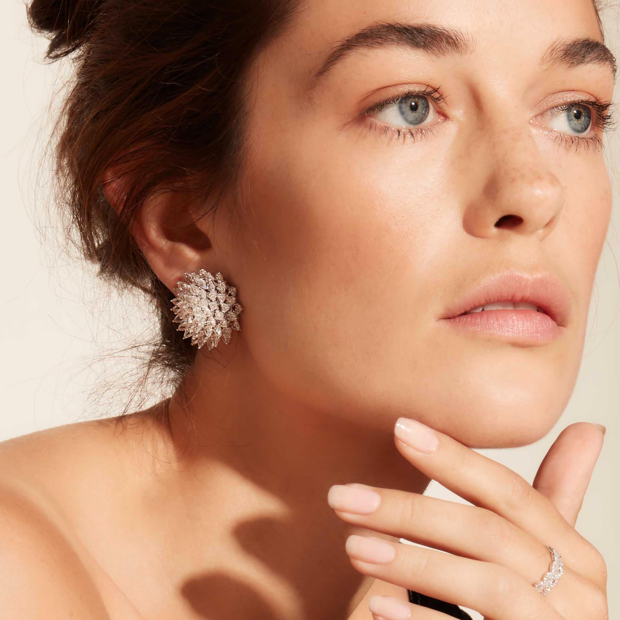 The modern embodiment of femininity, our diamond spiked studs are like shards of glass that hide frozen secrets. Unique and striking, embrace these bolder statement pieces as the perfect accompaniment on special occasions.
Gently illuminating the