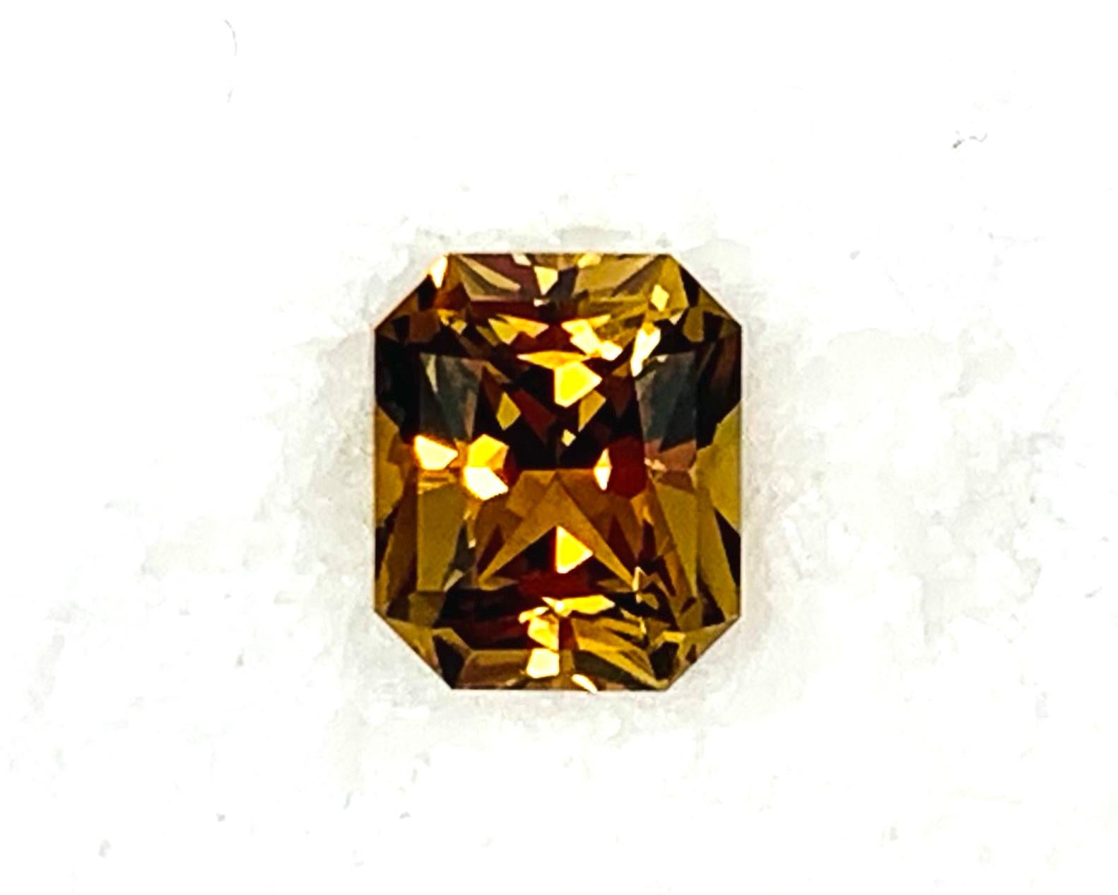 Zirkon ist eines der ältesten Edelsteine, das dem Menschen bekannt ist, und dieser goldene Zirkon würde als Ring, Anhänger oder Halskettenverstärker erstaunlich aussehen. Mit seiner goldenen Honigfarbe und seiner außergewöhnlichen Klarheit wurde