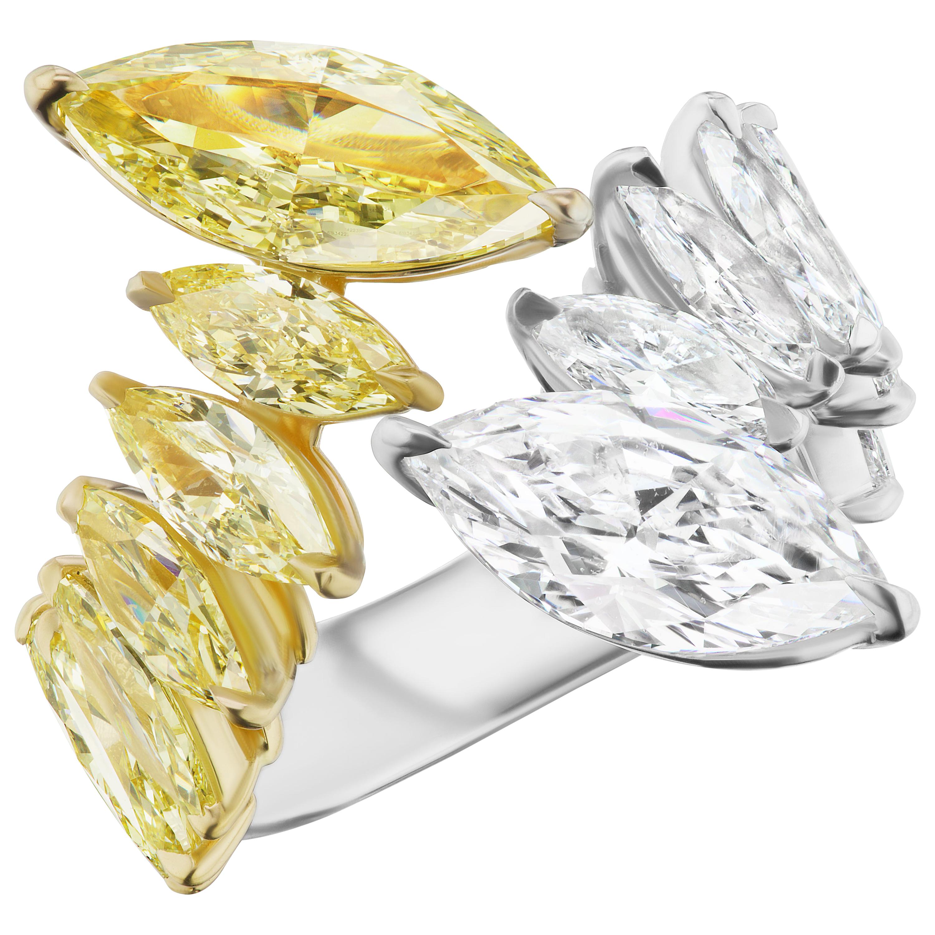 Bague Toi et Moi en forme de marquise avec deux diamants jaunes et blancs