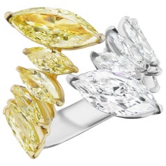 Bague Toi et Moi en forme de marquise avec deux diamants jaunes et blancs