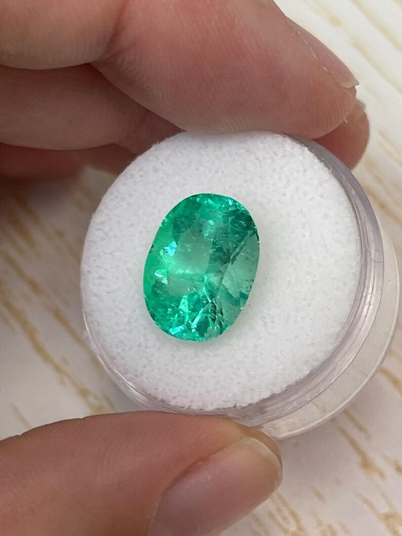 6.40ct Medium Green Natural Colombian Emerald - Oval Cut May Birthstone Gem In New Condition For Sale In Jupiter, FL