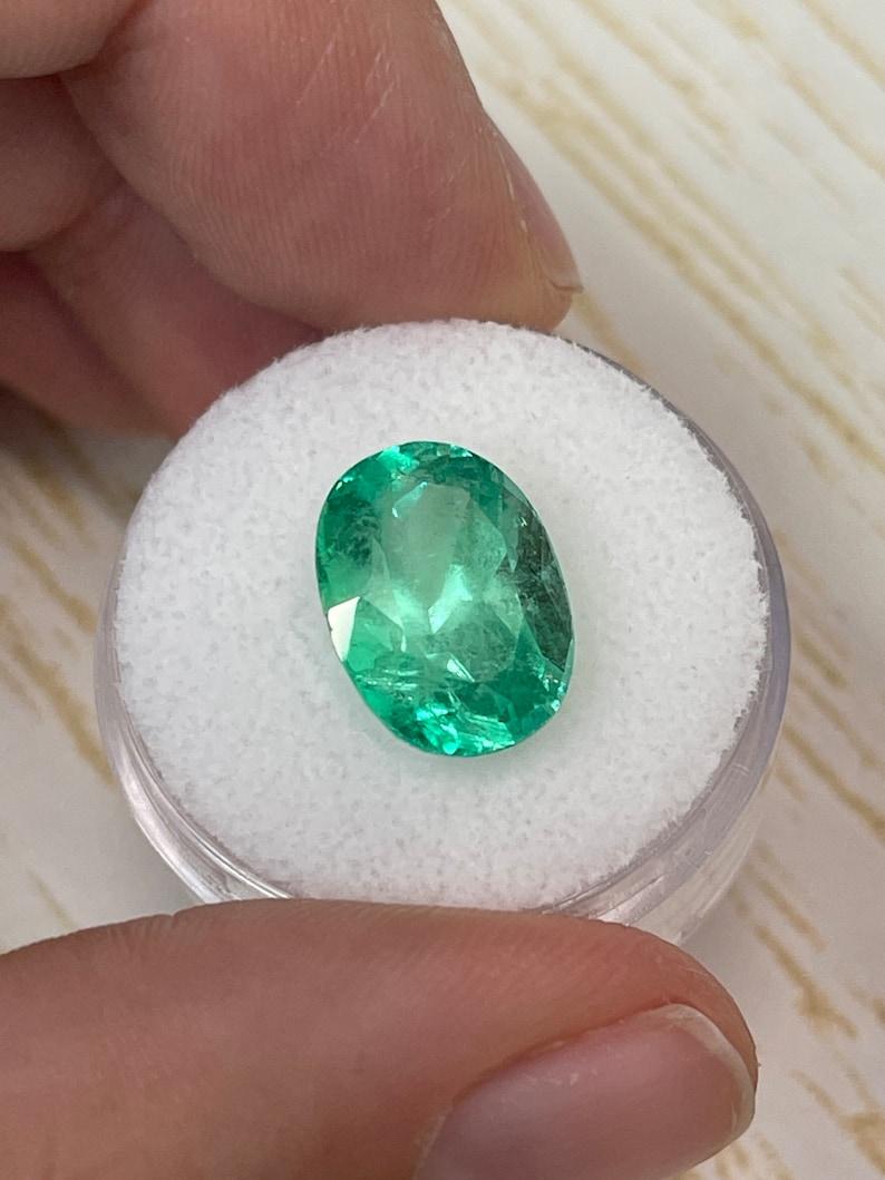 Women's or Men's 6.40ct Medium Green Natural Colombian Emerald - Oval Cut May Birthstone Gem For Sale