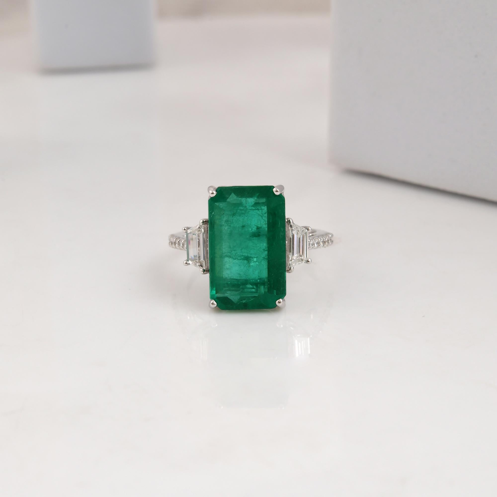 En venta: 6.40cts Esmeralda de Zambia 0.61cts Anillo de Cóctel de Diamantes 18 Kilates Oro Blanco  2
