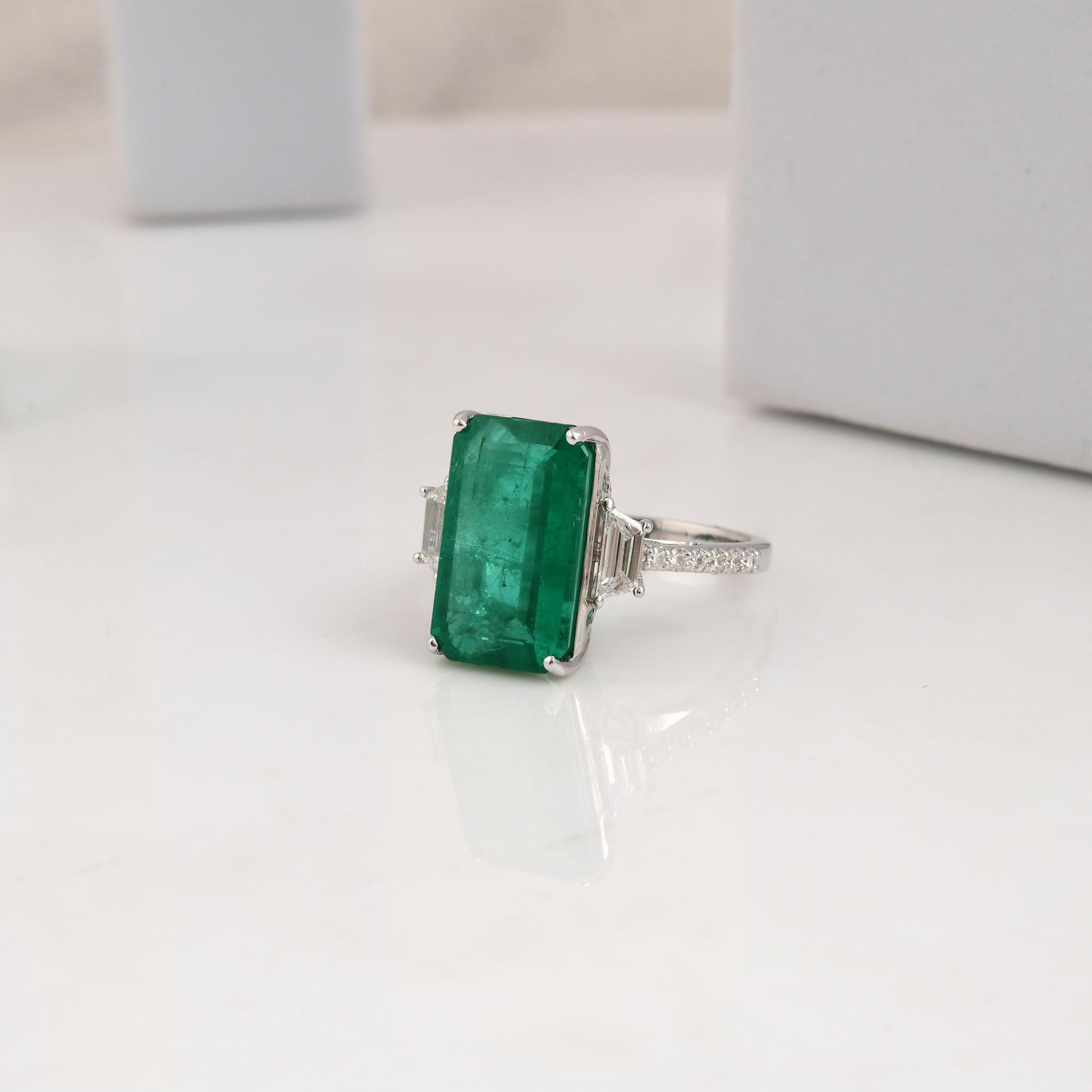 En venta: 6.40cts Esmeralda de Zambia 0.61cts Anillo de Cóctel de Diamantes 18 Kilates Oro Blanco  3