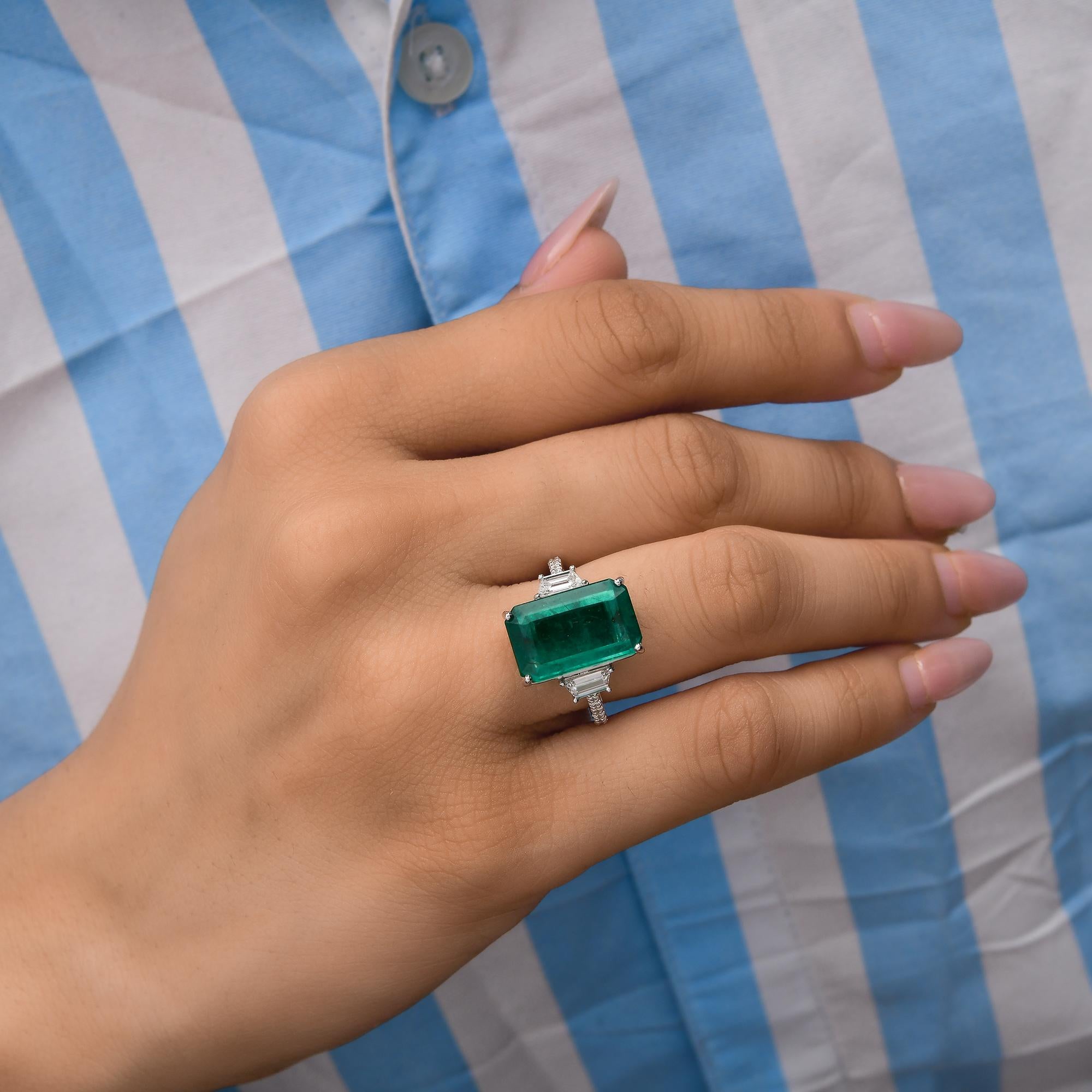 En venta: 6.40cts Esmeralda de Zambia 0.61cts Anillo de Cóctel de Diamantes 18 Kilates Oro Blanco  4