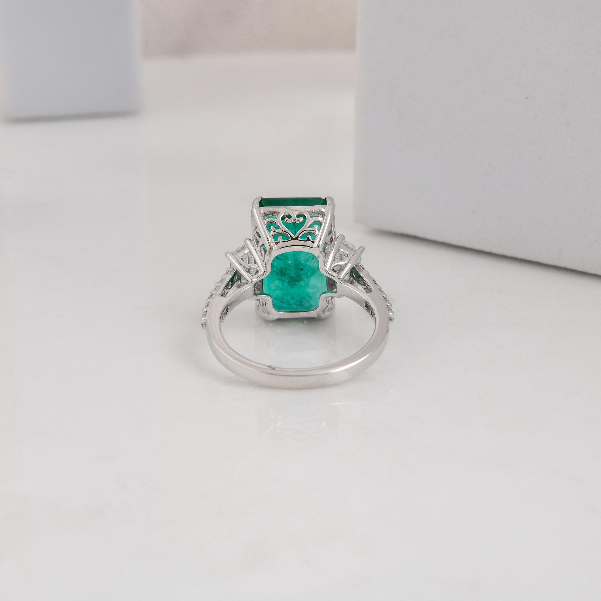 En venta: 6.40cts Esmeralda de Zambia 0.61cts Anillo de Cóctel de Diamantes 18 Kilates Oro Blanco  5