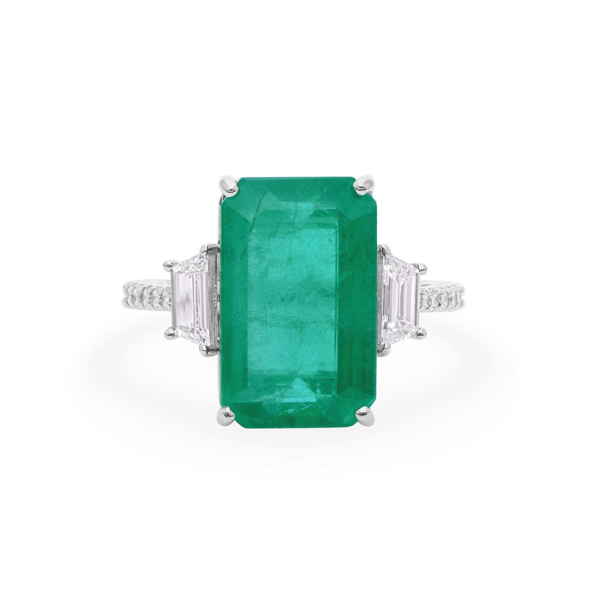 En venta: 6.40cts Esmeralda de Zambia 0.61cts Anillo de Cóctel de Diamantes 18 Kilates Oro Blanco  6