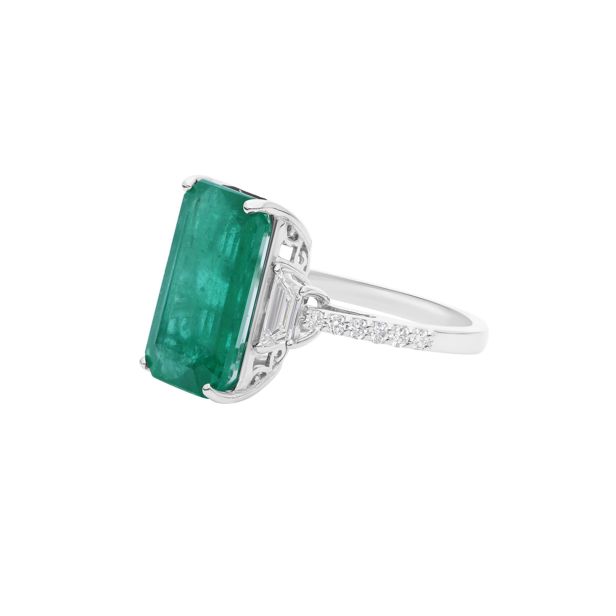 En venta: 6.40cts Esmeralda de Zambia 0.61cts Anillo de Cóctel de Diamantes 18 Kilates Oro Blanco  7