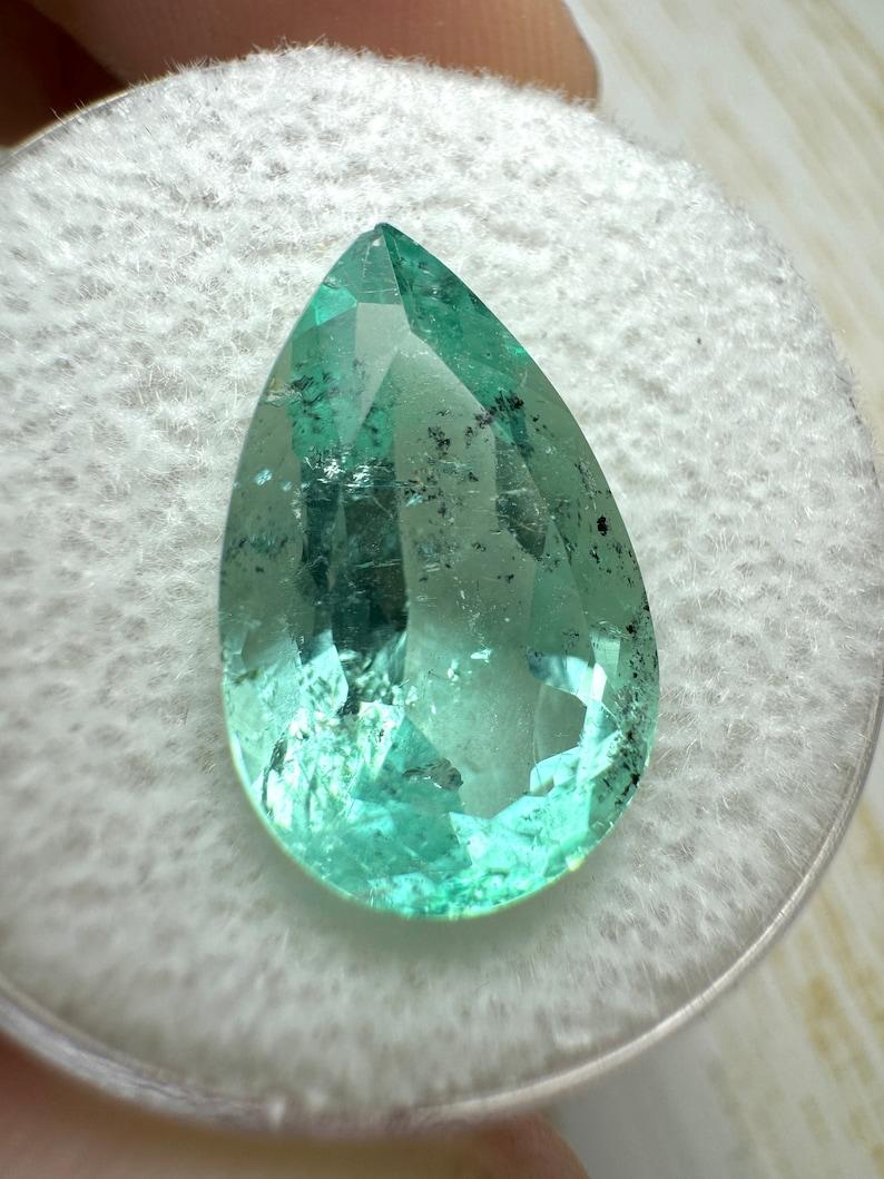 Stein: Smaragd
Gewicht: 6,41 Karat
Form: Birnenschliff
Klarheit: Transparent, sichtbare Unvollkommenheiten
Lüster: Ausgezeichnet
Farbe: Hellgrün
Abmessungen: 15.99mm x 10.05mm x 7.42mm
Geografische Herkunft: Kolumbien
Behandlung: Natürlich,