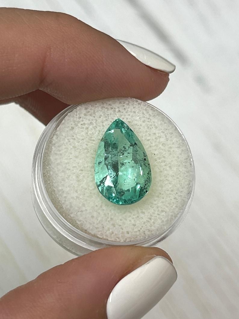 6,41 Karat Hellgrüner sommersprossiger kolumbianischer Smaragd - Mai-Geburtsstein im Birnenschliff (Tropfenschliff) im Angebot