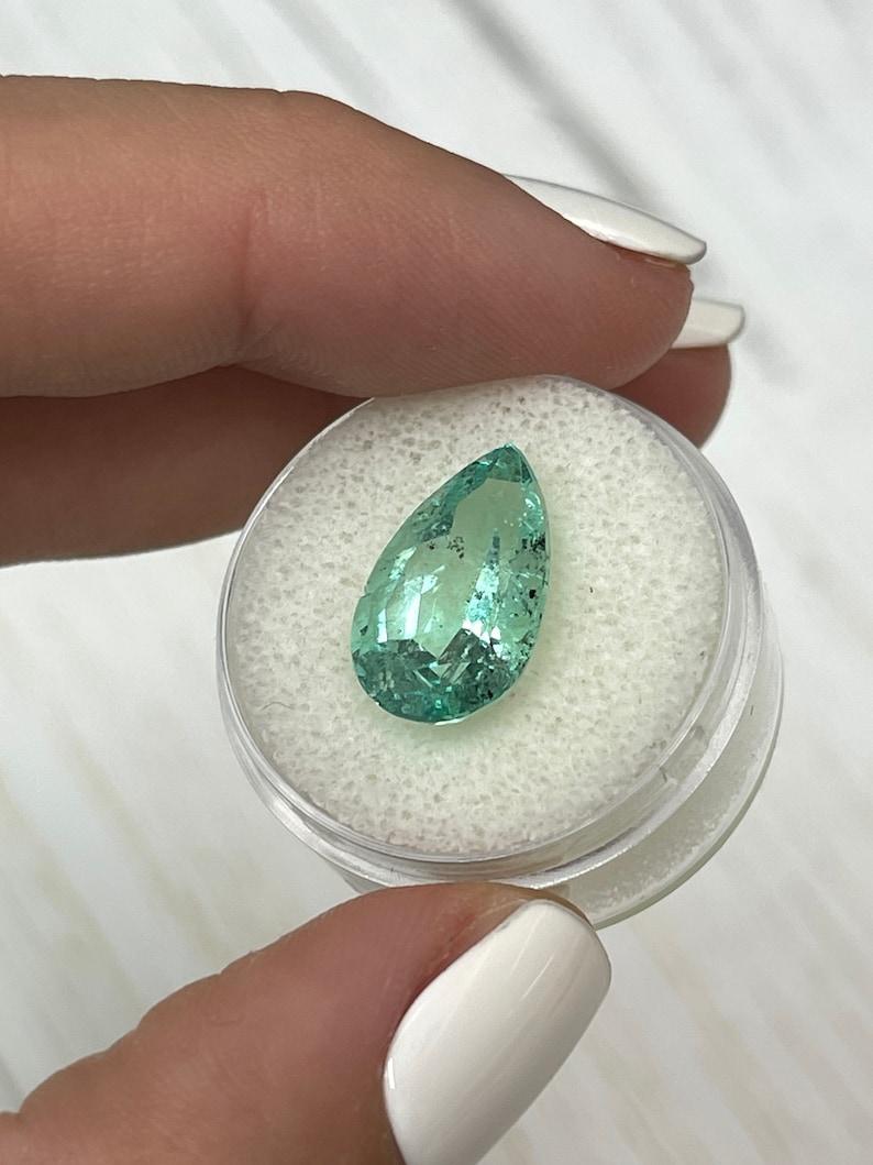 6,41 Karat Hellgrüner sommersprossiger kolumbianischer Smaragd - Mai-Geburtsstein im Birnenschliff im Zustand „Neu“ im Angebot in Jupiter, FL