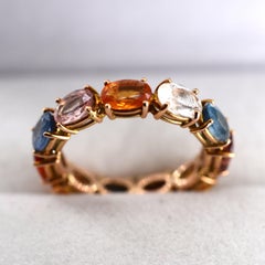 Anillo de eternidad «Infinity» artesanal con zafiros naturales de 6,41 ctw y oro amarillo de 14k