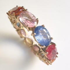 Anillo de eternidad «Infinity» artesanal con zafiros naturales de 6,41 ctw y oro amarillo de 14k