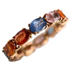 Anillo de eternidad «Infinity» artesanal con zafiros naturales de 6,41 ctw y oro amarillo de 14k