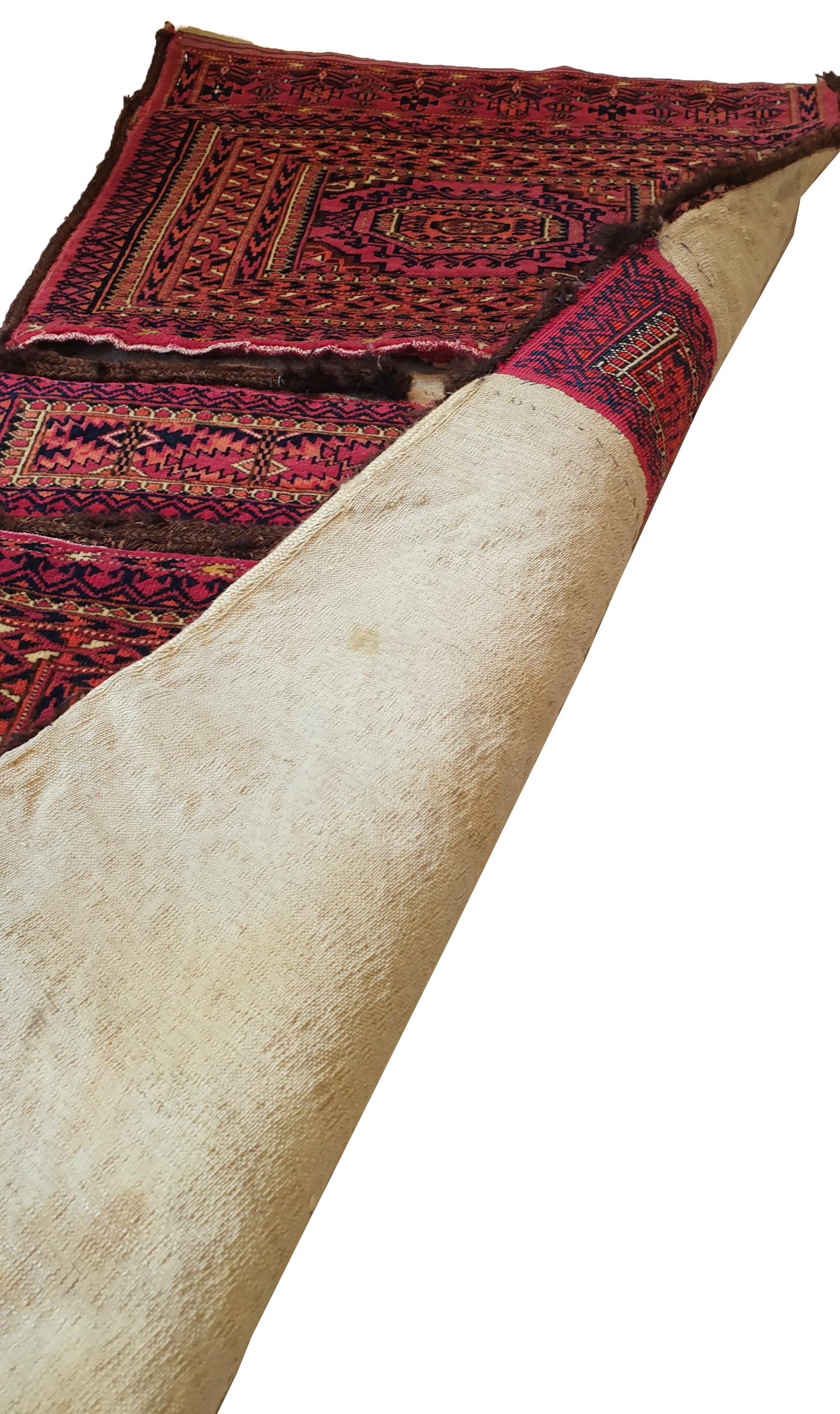 642 - Schöne turkmenische Tasche aus dem 19. Jahrhundert mit schönem Buchara-Muster und natürlichen roten Feldfarben, fein handgeknüpft mit Wollsamt auf Wollgrund.
