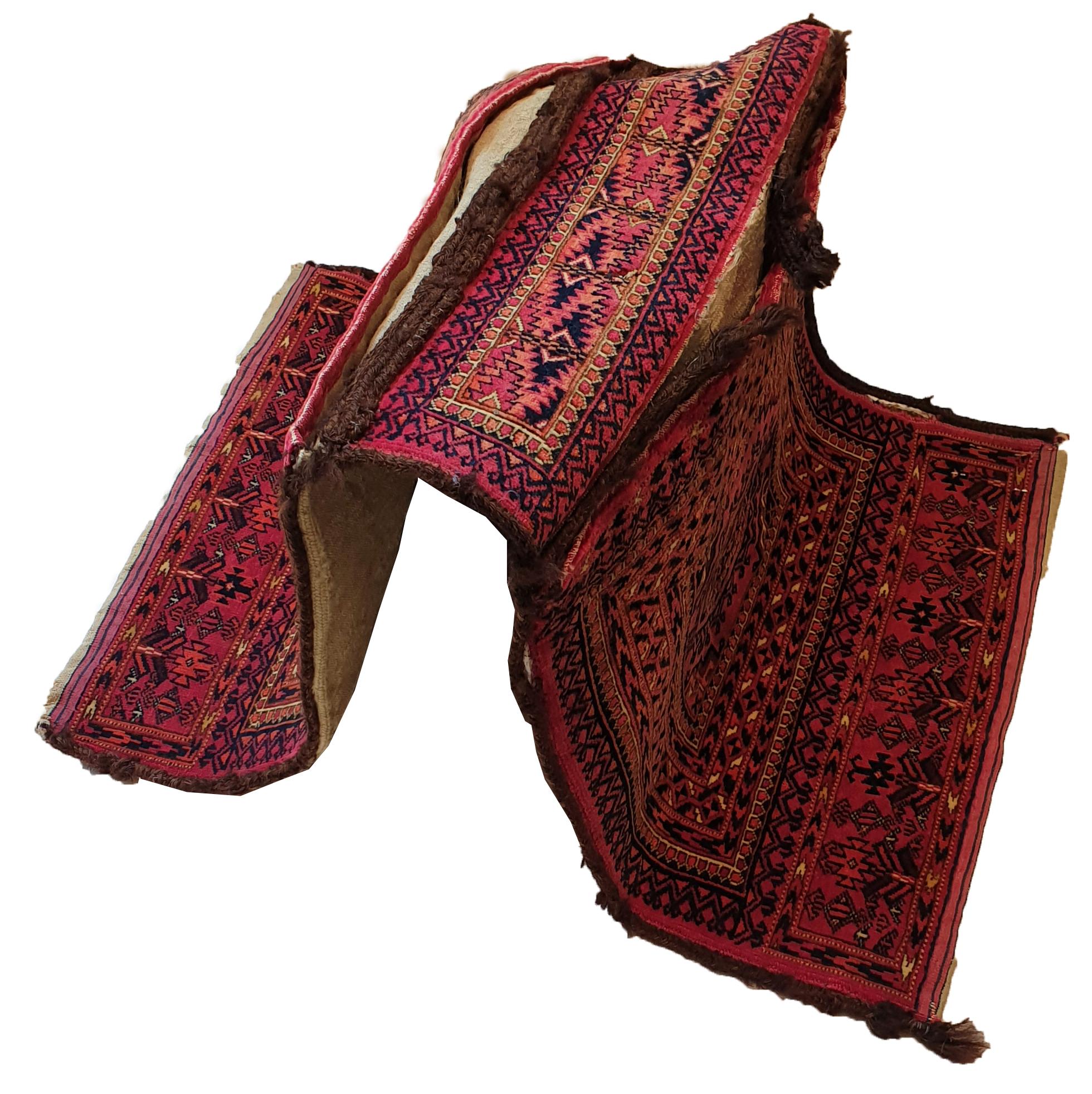 Tribal 642 -  Beautiful 19th Century Turkmen Bag with a Nice Bukhara Design For Sale