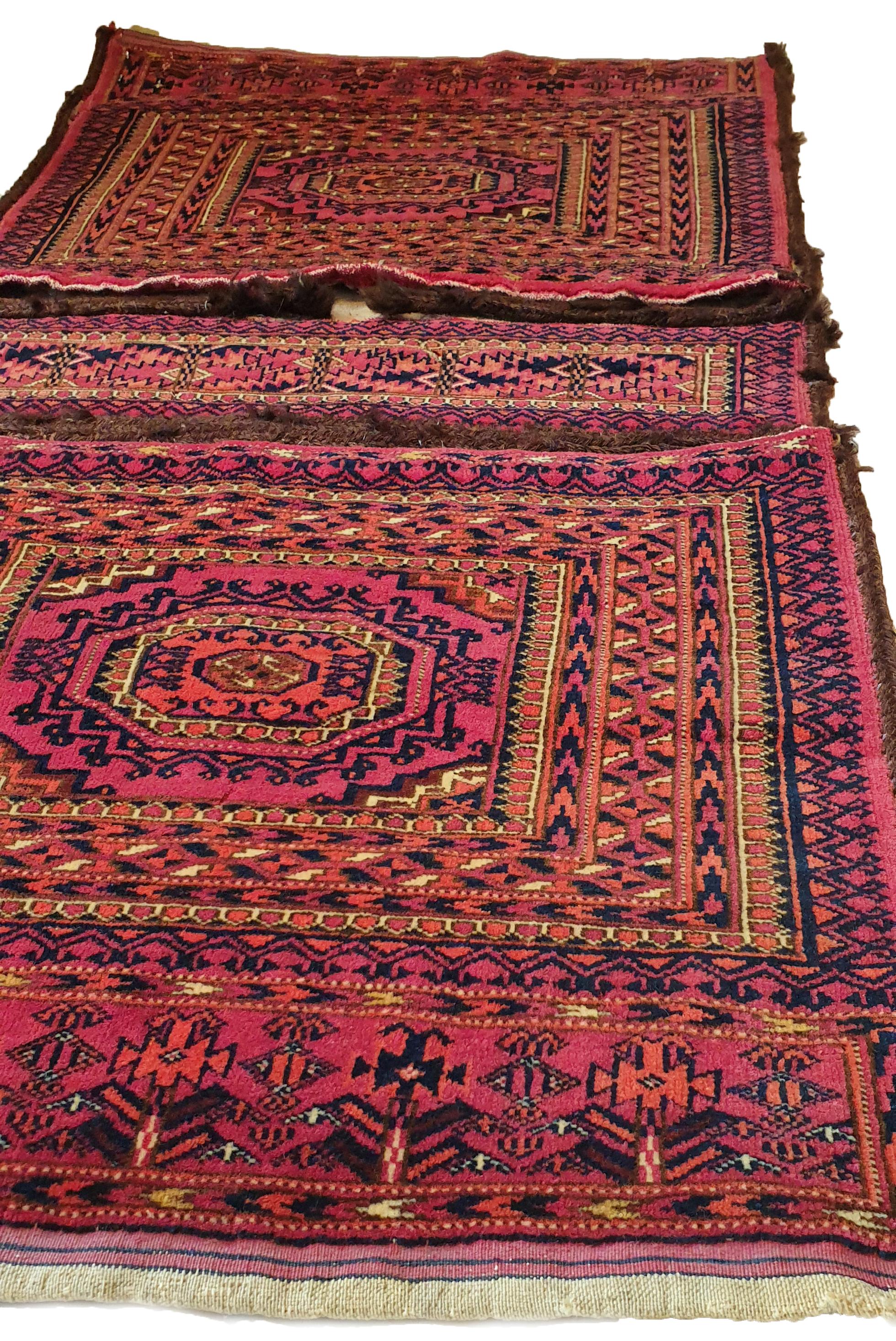 Noué à la main 642 -  Magnifique sac turkmène du 19ème siècle avec un joli motif Bukhara en vente