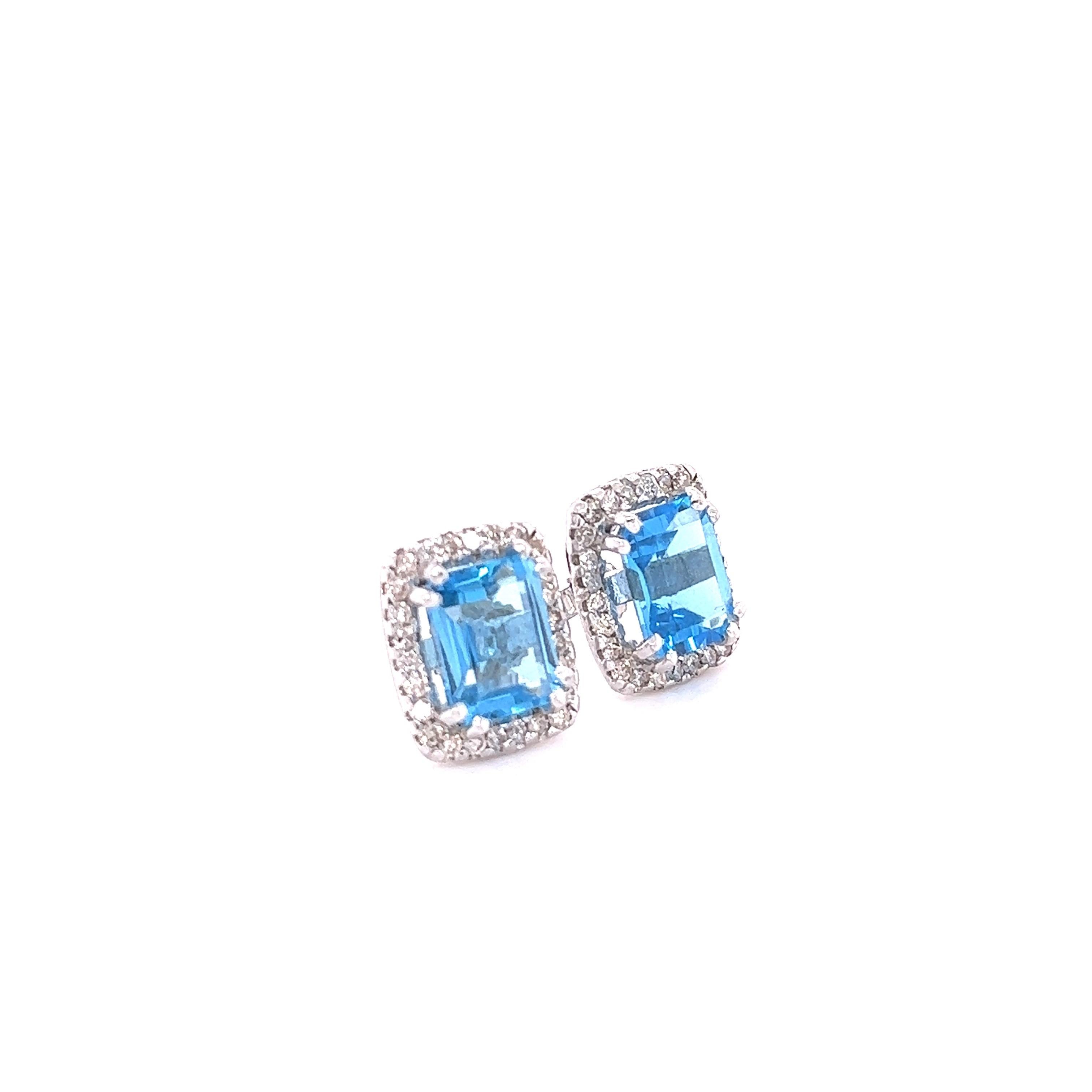 Diese Ohrringe haben natürliche blaue Topase im Smaragdschliff, die 5,71 Karat wiegen, und natürliche Diamanten im Rundschliff, die 0,71 Karat wiegen. Das Gesamtkaratgewicht der Ohrringe beträgt 6.42 Karat. 

Die Ohrringe haben eine Größe von ca. 13