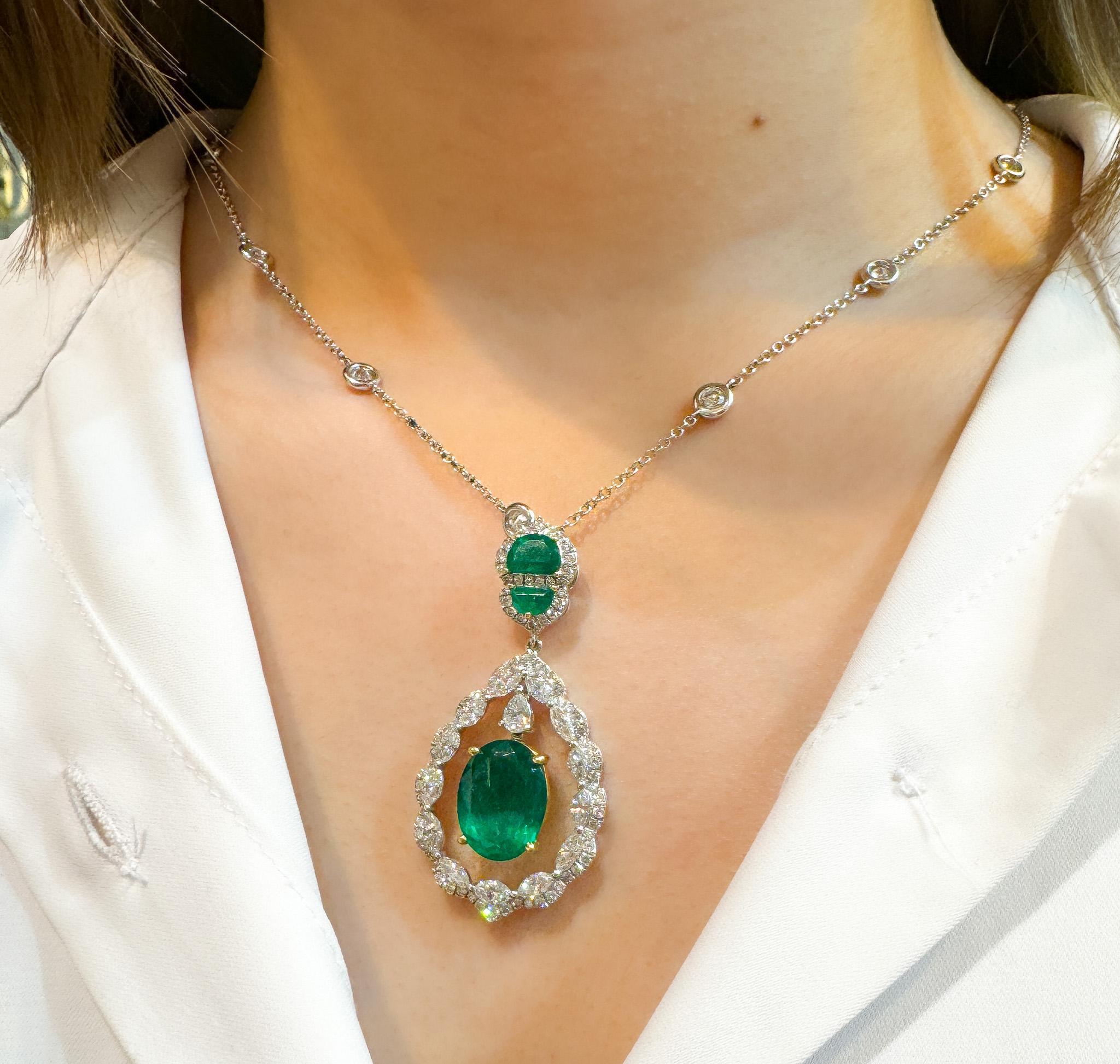 6,42 Karat schwebender Smaragd mit Diamant und Smaragden in 18 Karat Anhänger Halskette (Barock) im Angebot