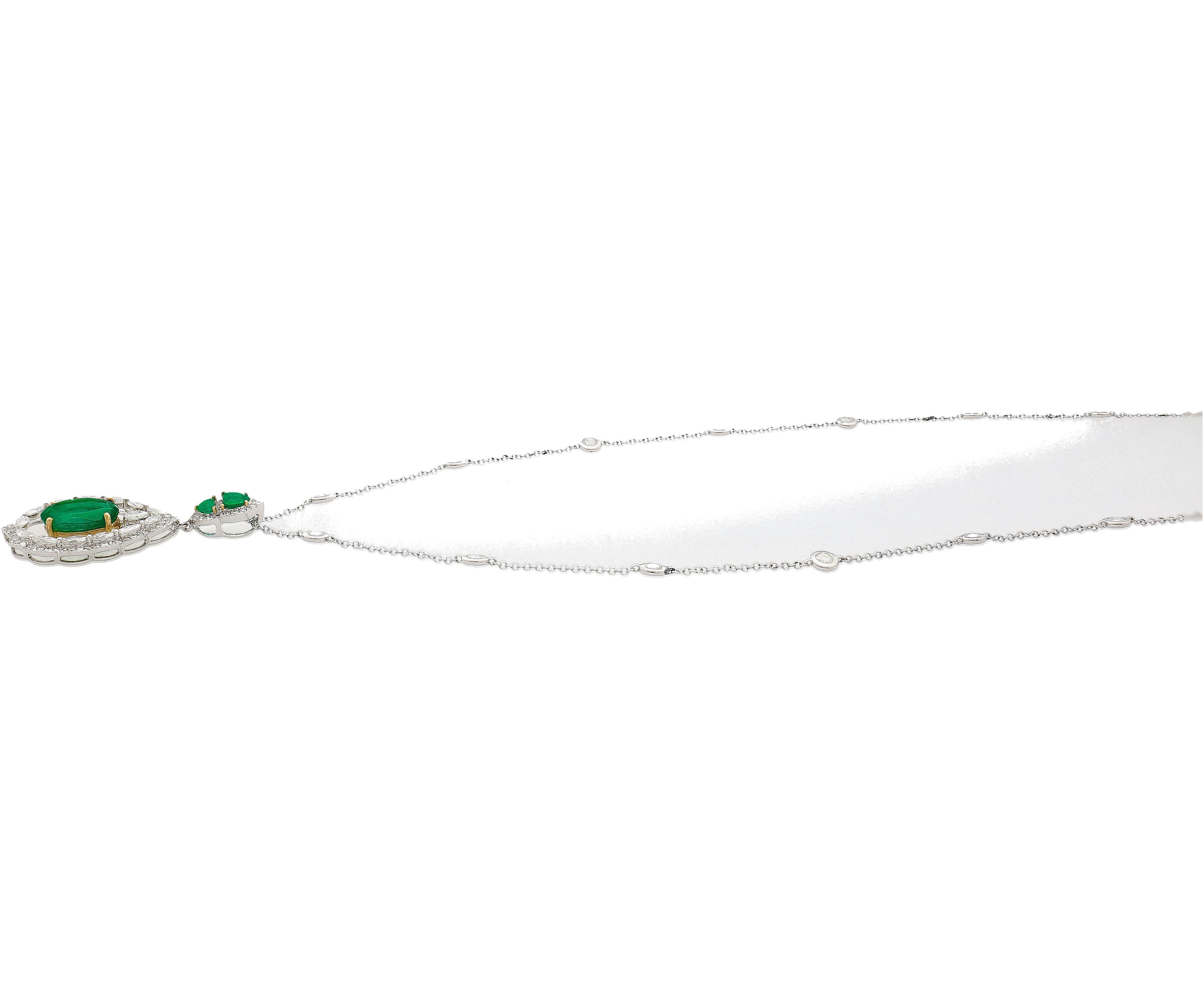 6,42 Karat schwebender Smaragd mit Diamant und Smaragden in 18 Karat Anhänger Halskette im Angebot 1
