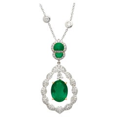 6,42 Karat schwebender Smaragd mit Diamant und Smaragden in 18 Karat Anhänger Halskette