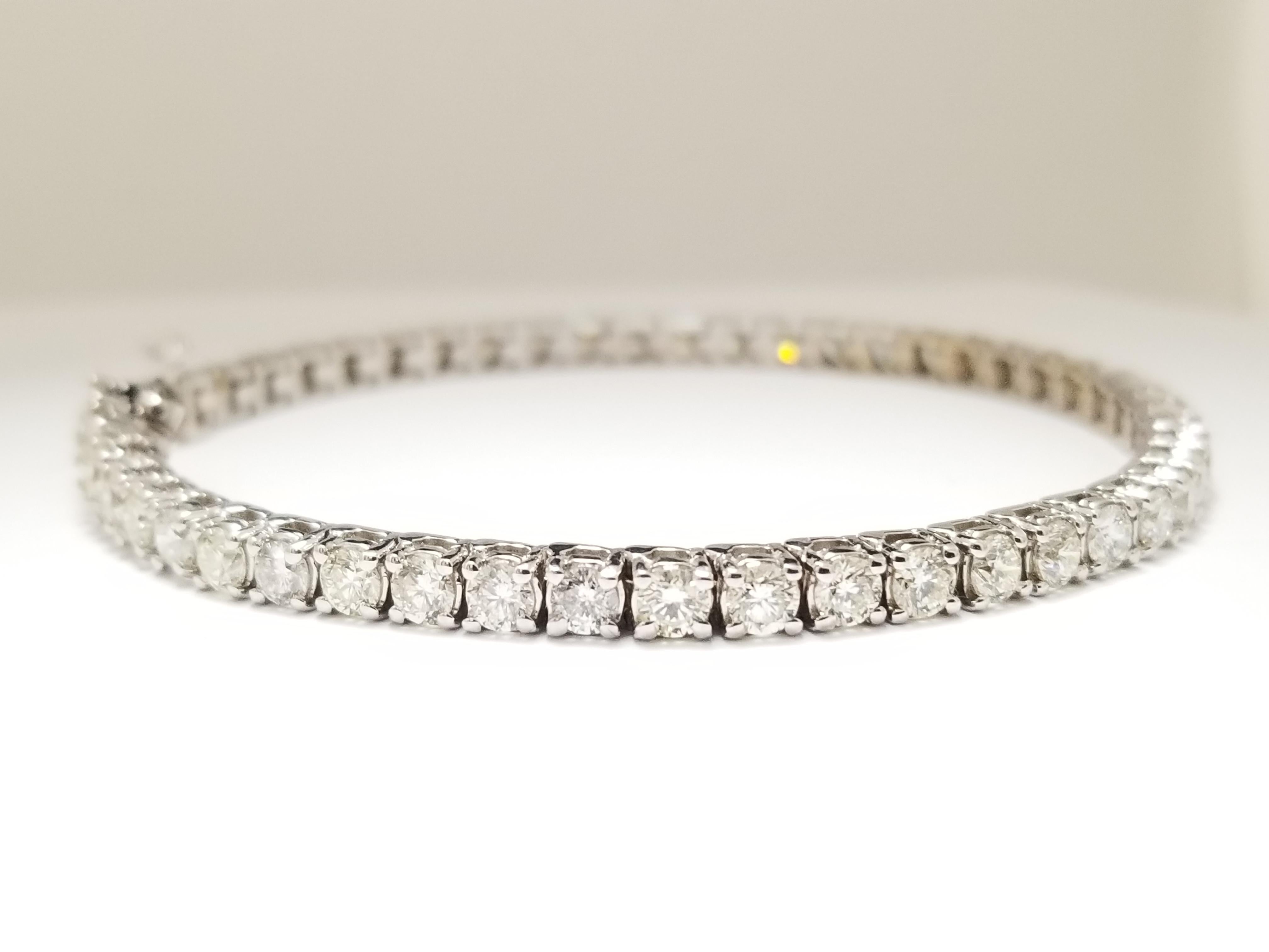 Beautiful diamond tennis bracelet, round-brilliant cut diamonds. set on 14k white gold. each stone is set in a classic four-prong style for maximum light brilliance. Every day style. Extraordinary elegance. 7 inch length. Average Color I , Clarity