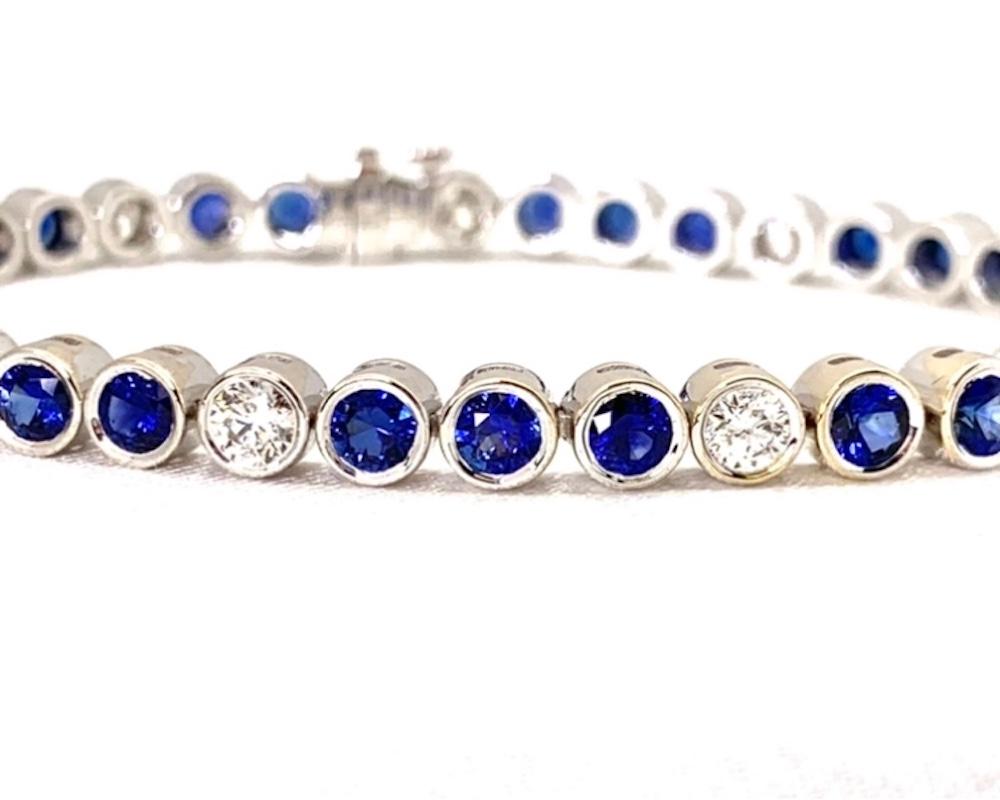Artisan Bracelet tennis en or blanc serti d'un saphir bleu de 6,52 carats au total et de diamants en vente