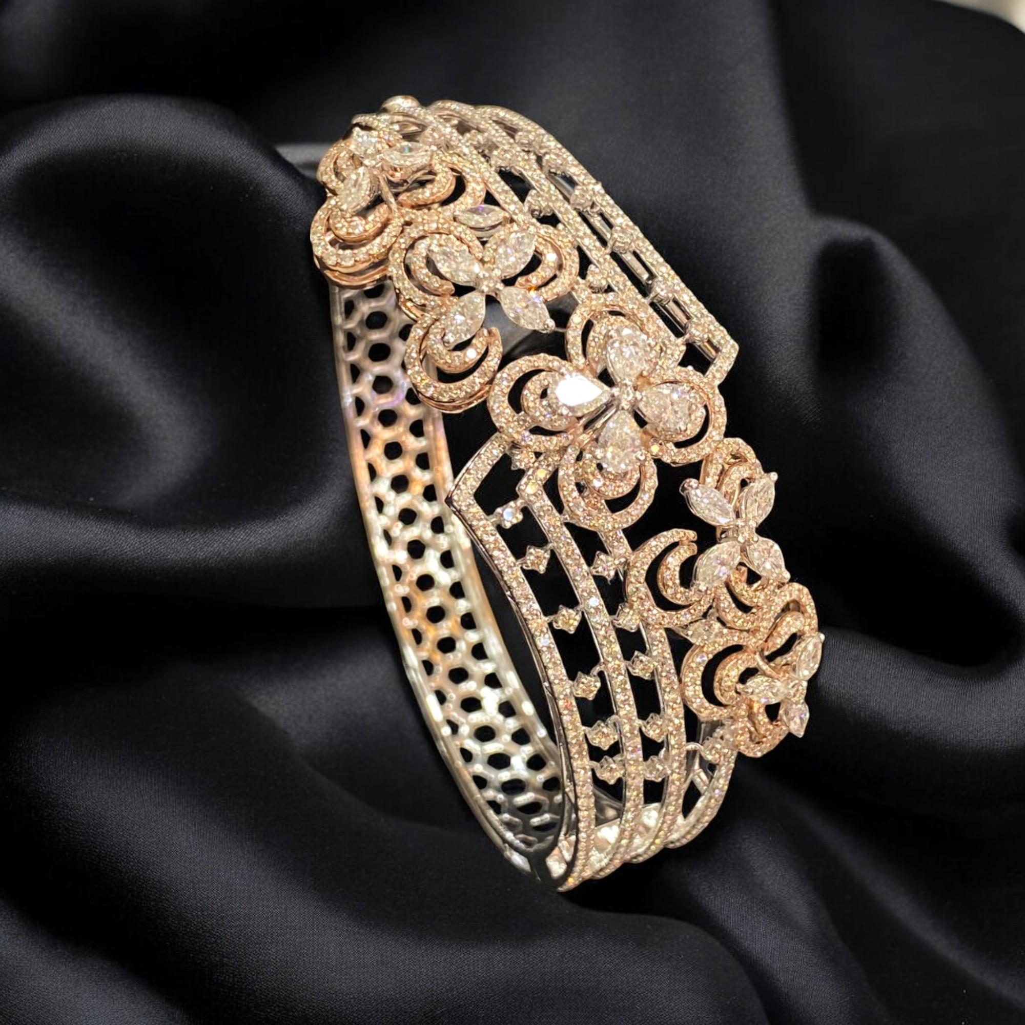 Rehaussez votre style avec ce magnifique bracelet de 6,42 carats, composé de diamants ronds, poires et marquises. Fabriqué en or blanc 14 carats et doté d'une élégante fermeture à charnière, ce bracelet mesure 30 mm de large, ce qui le rend idéal