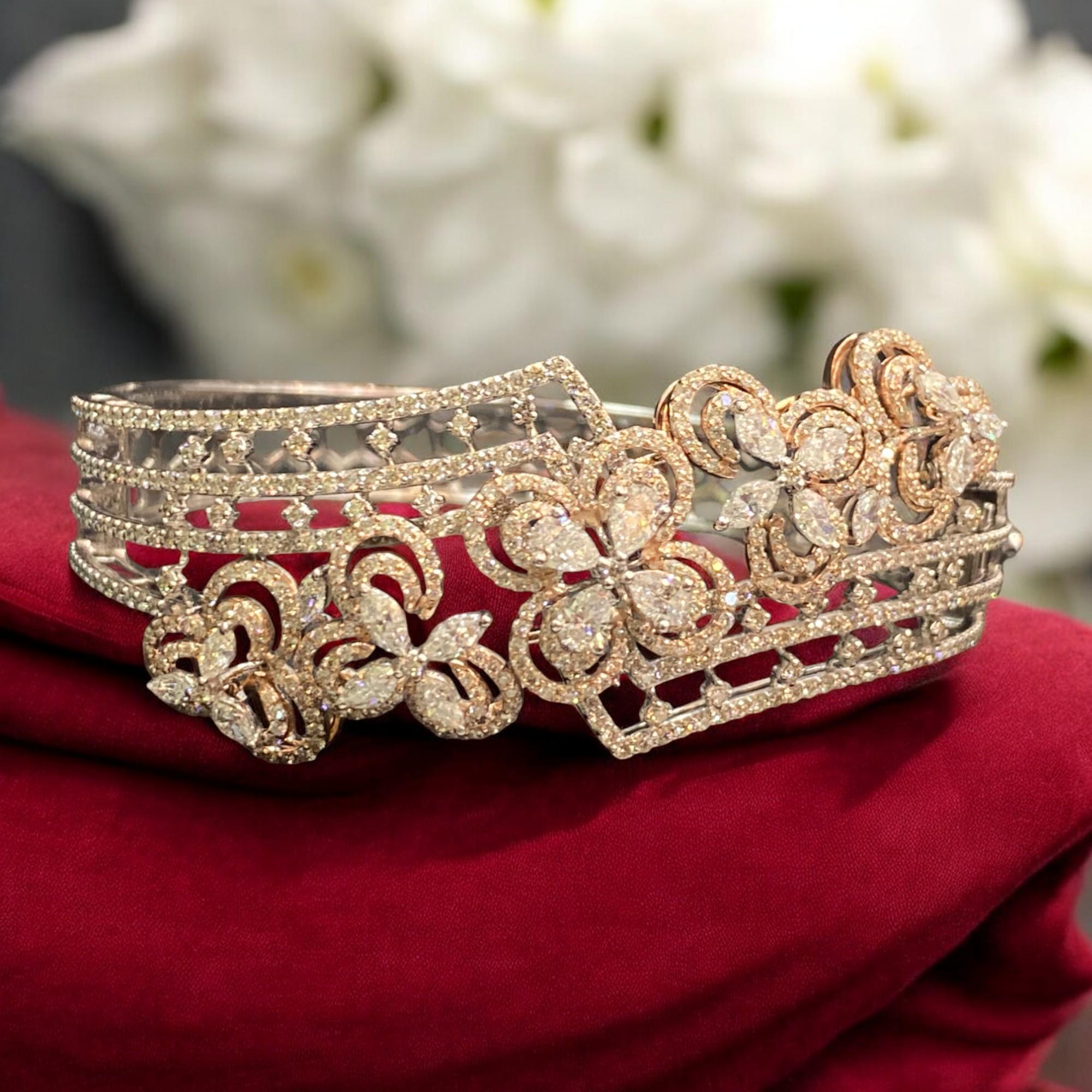 Contemporain Bracelet à charnières en or blanc 14 carats avec diamants ronds en forme de poire marquise de 6,42 carats F/VS1 en vente