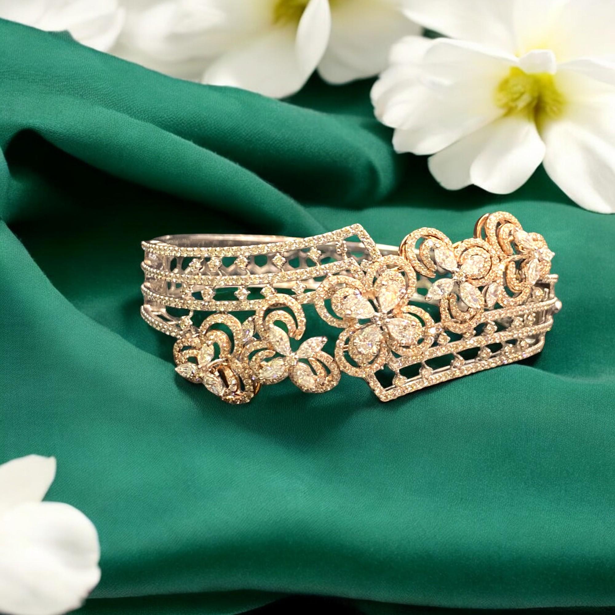 Taille ronde Bracelet à charnières en or blanc 14 carats avec diamants ronds en forme de poire marquise de 6,42 carats F/VS1 en vente