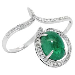 Anillo de dos dedos con cabujón de esmeralda de 6,43 quilates y diamante en oro blanco de 18 quilates